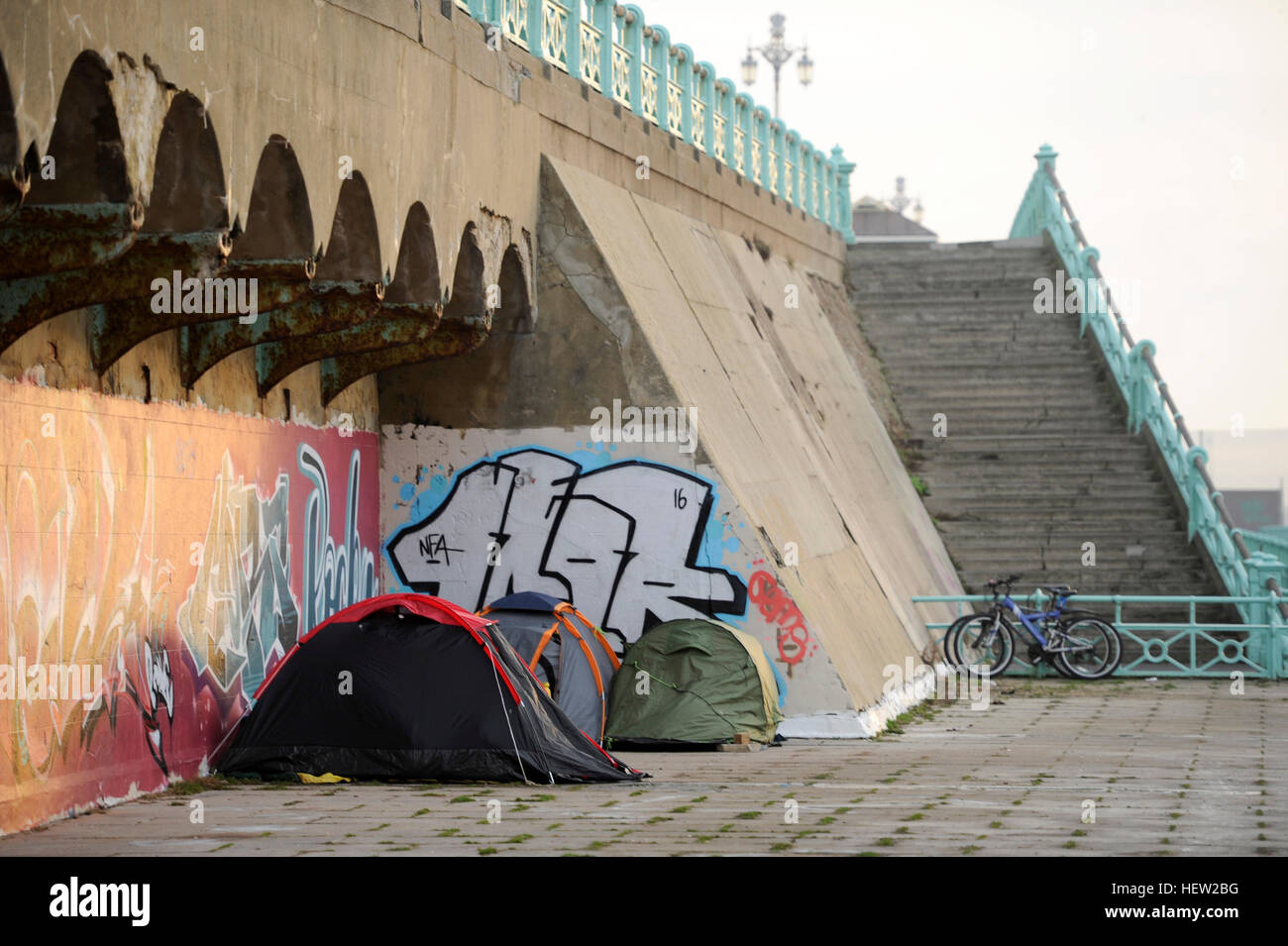 Senzatetto che vivono in tende sul lungomare di Brighton Regno Unito Foto Stock