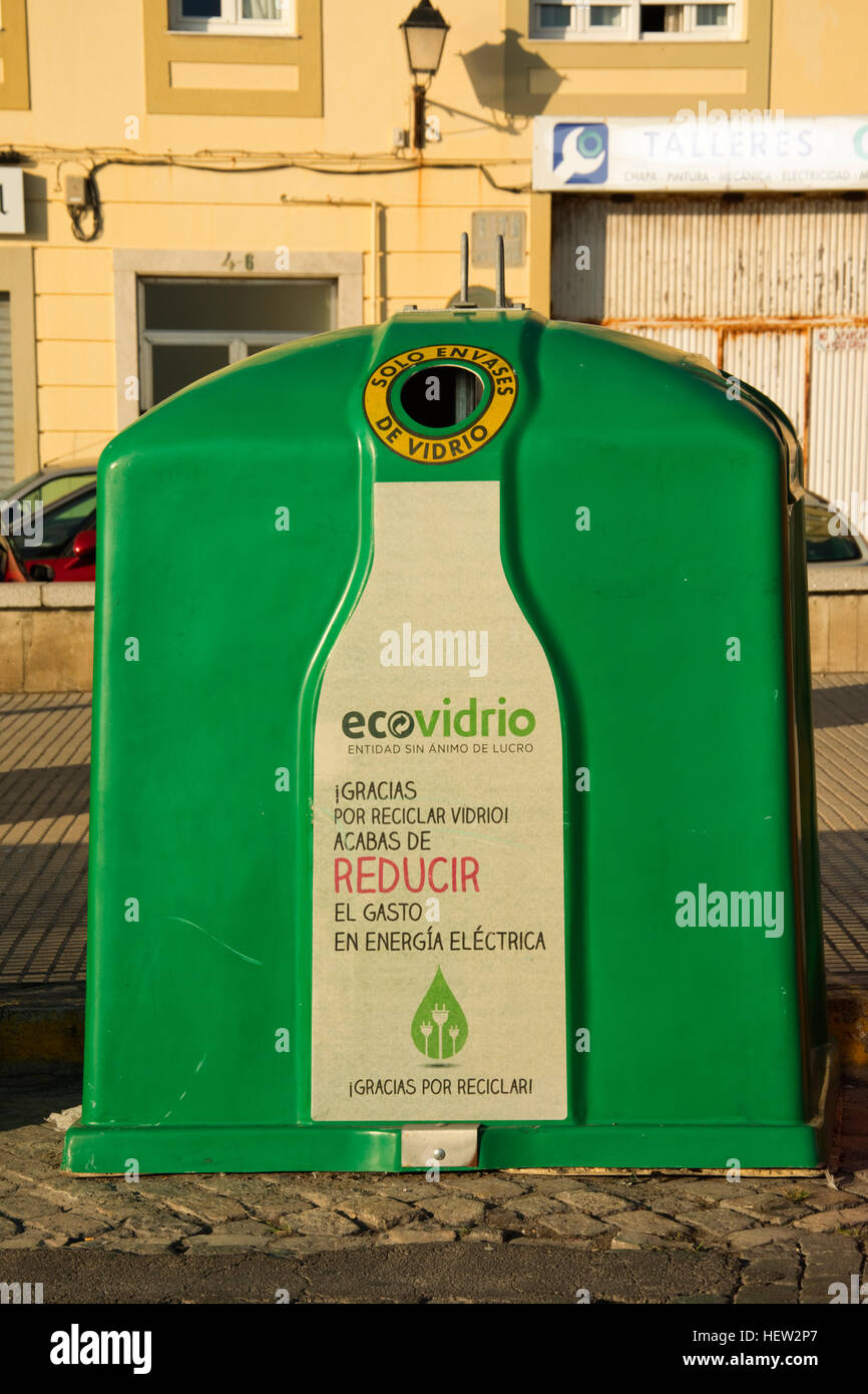 L'Europa, Spagna, Andalusia, Andalucía, Cadiz, Cádiz, vetro Contenitore di riciclaggio nel centro Foto Stock