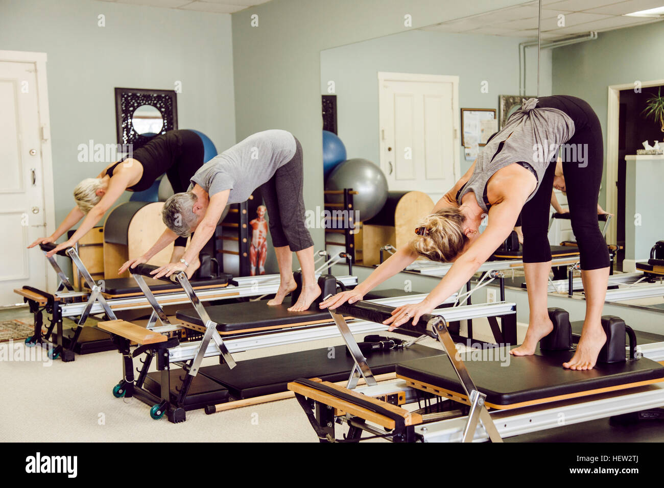 Le donne in palestra utilizzando pilates reformer Foto Stock