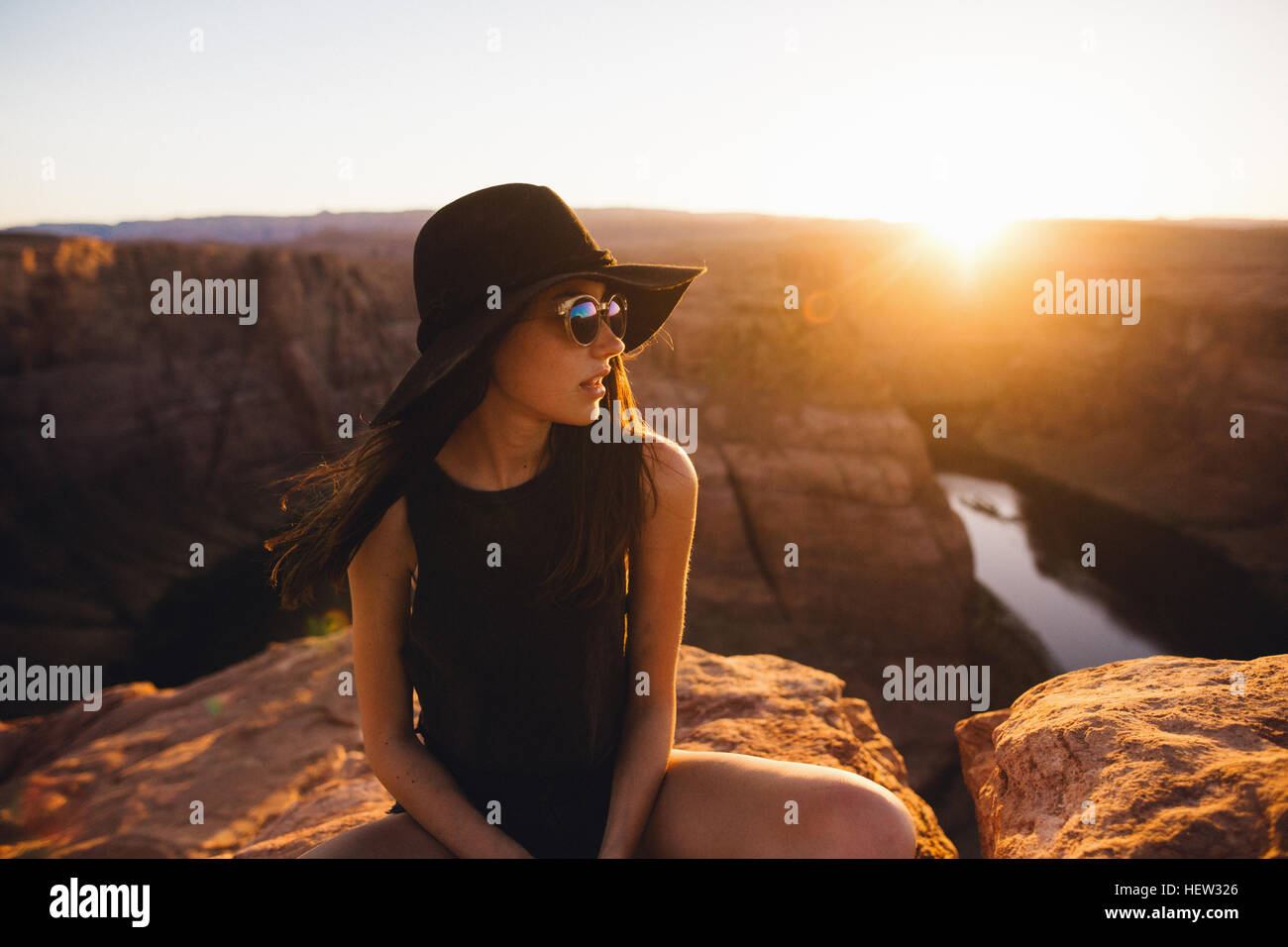 Donna e rilassante godendo di vista piega a ferro di cavallo, Pagina, Arizona, Stati Uniti d'America Foto Stock