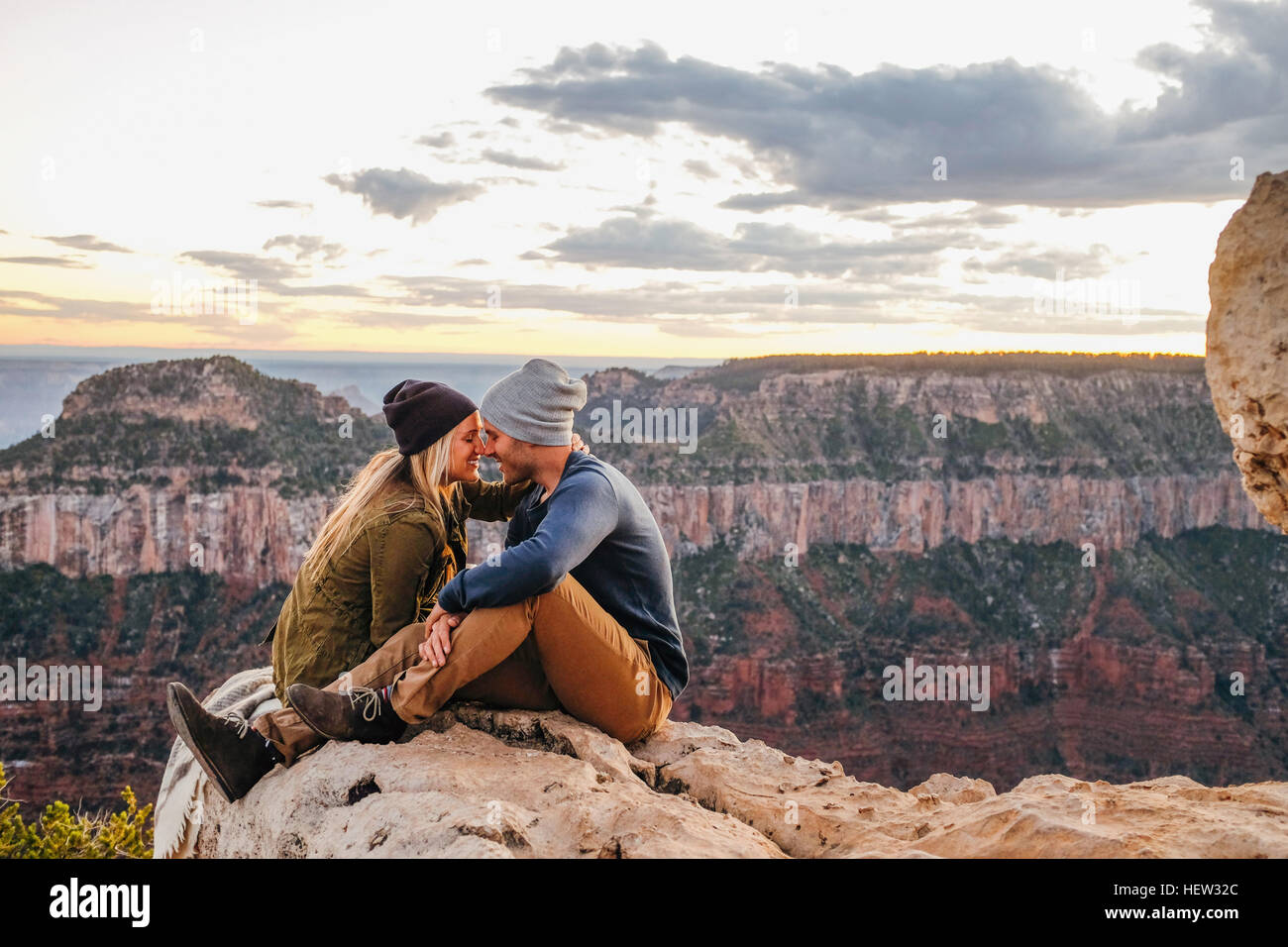 Coppia nuzzling seduta sul bordo del Grand Canyon, Arizona, Stati Uniti d'America Foto Stock