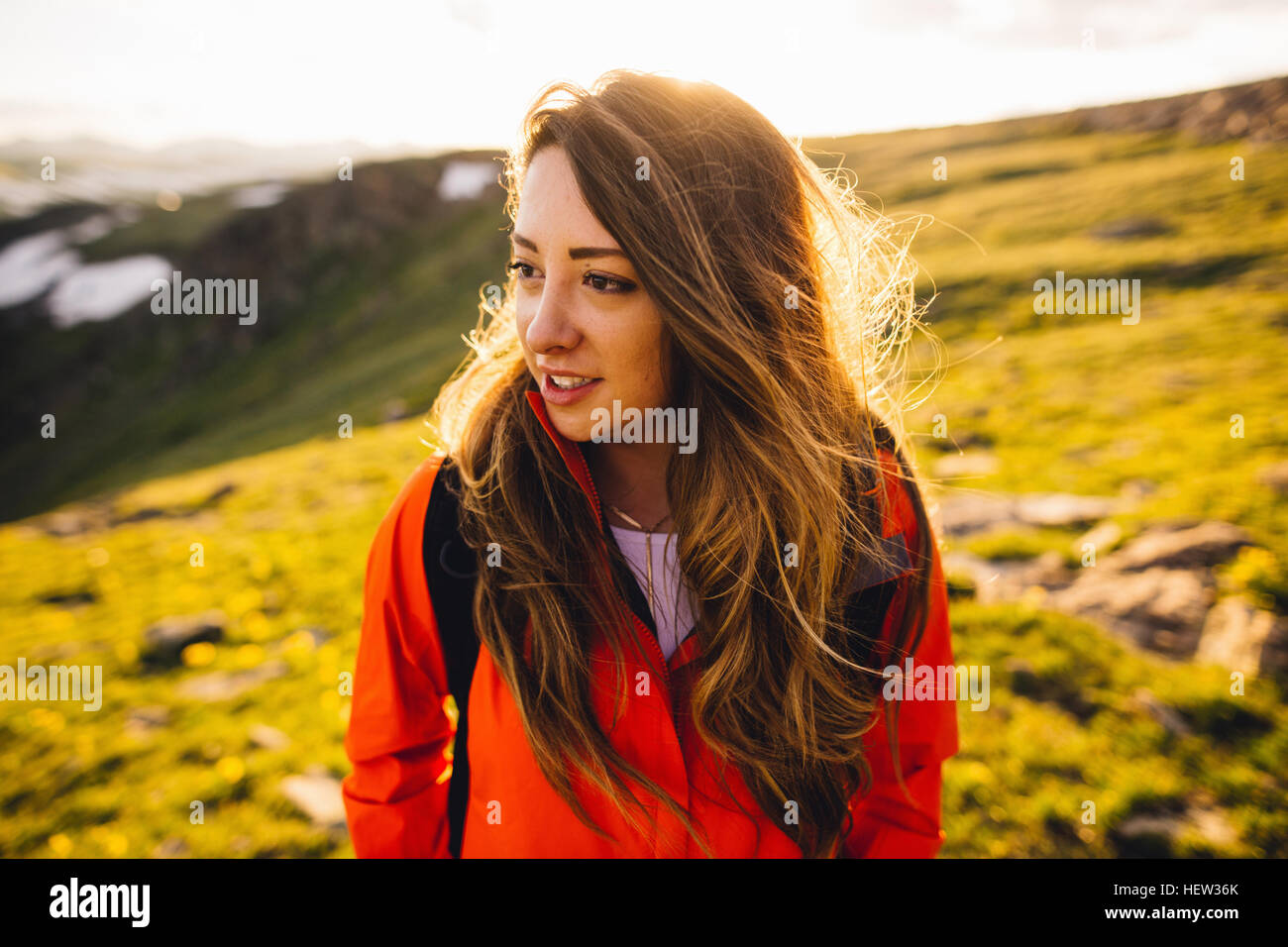 Ritratto di donna che guarda lontano sorridente, Rocky Mountain National Park, COLORADO, Stati Uniti d'America Foto Stock