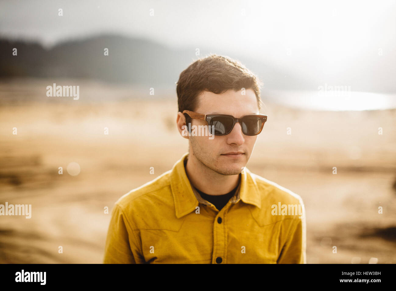 Ritratto di giovane uomo che indossa gli occhiali da sole, Huntington Lake, CALIFORNIA, STATI UNITI D'AMERICA Foto Stock