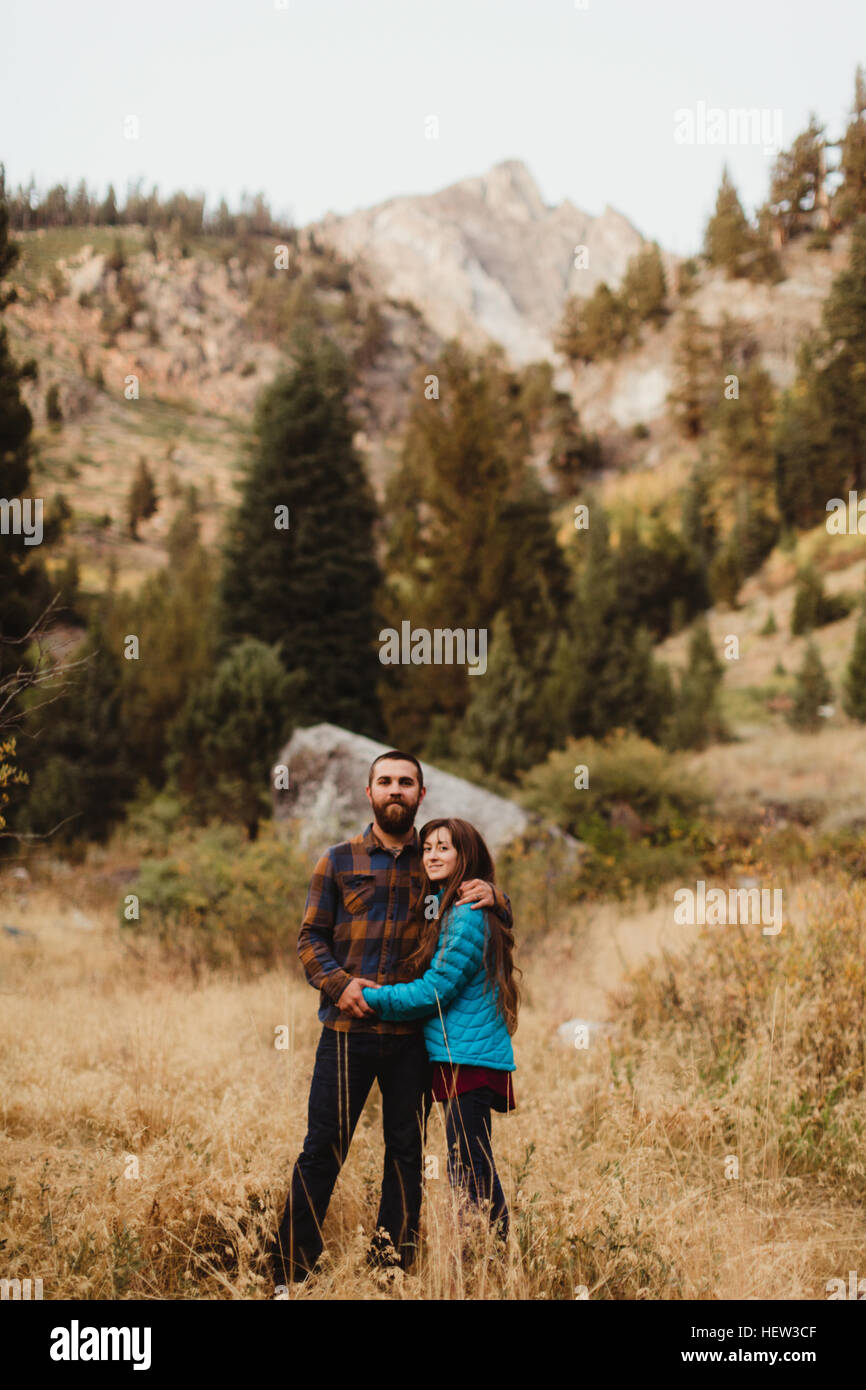 Ritratto di giovane coppia in ambiente rurale, minerale re, Sequoia National Park, California, Stati Uniti d'America Foto Stock