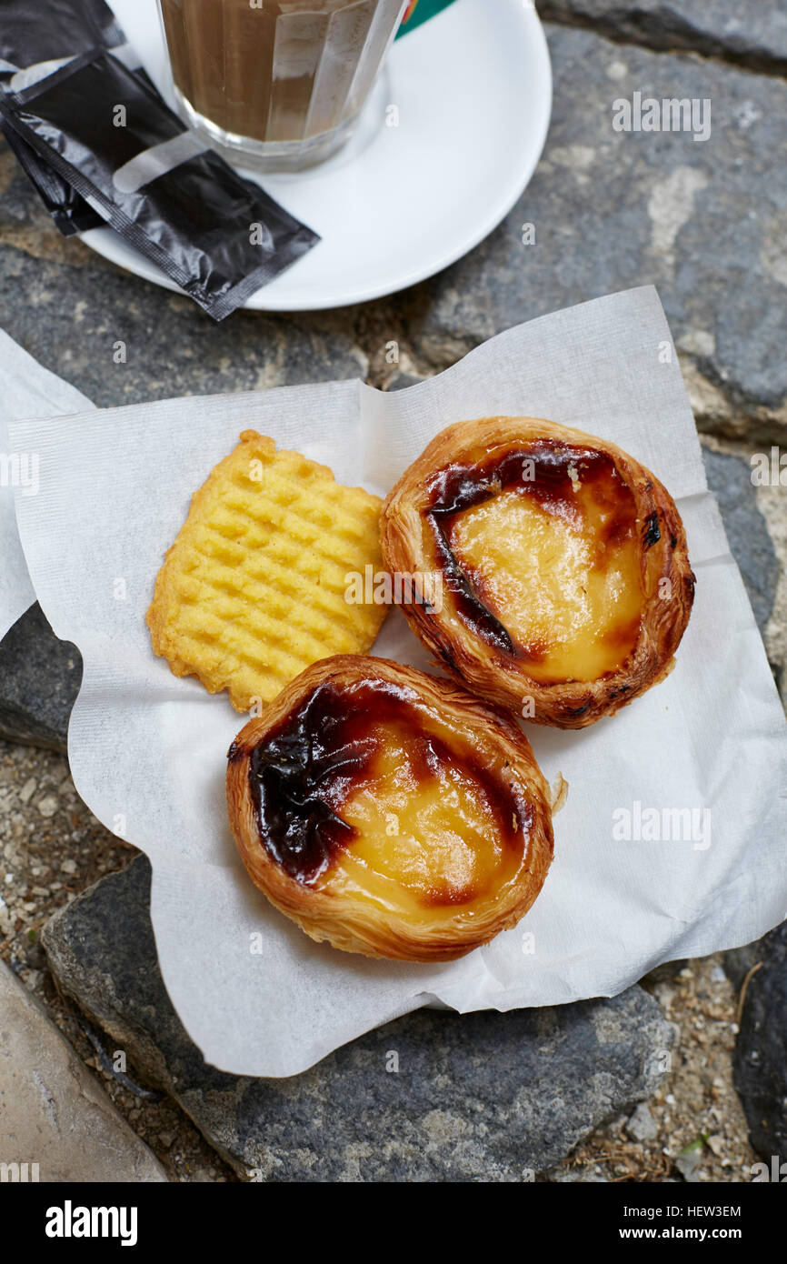 Pasticceria portoghese, inclusi "Pastel de nata', portoghese crostate di uovo Foto Stock
