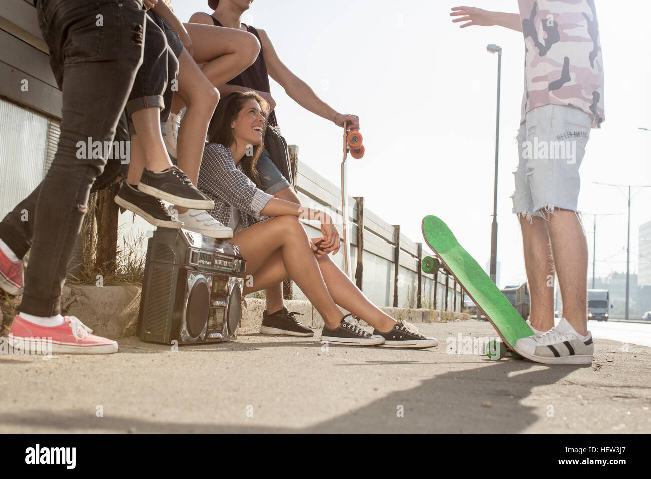 Skateboarders permanente e la conversazione, Budapest, Ungheria Foto Stock