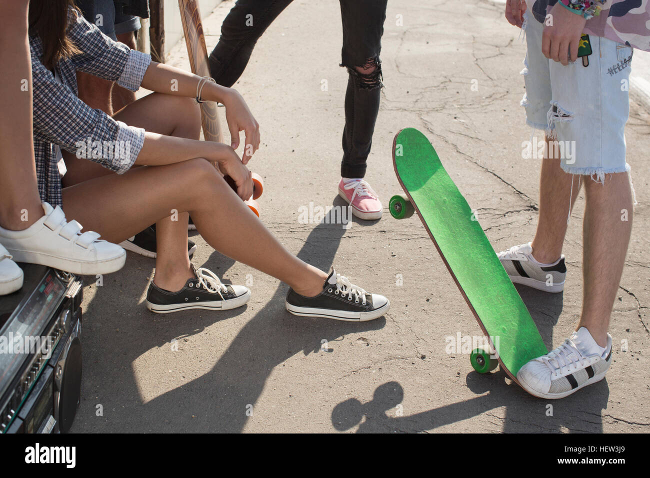 Skateboarders permanente e la conversazione, Budapest, Ungheria Foto Stock