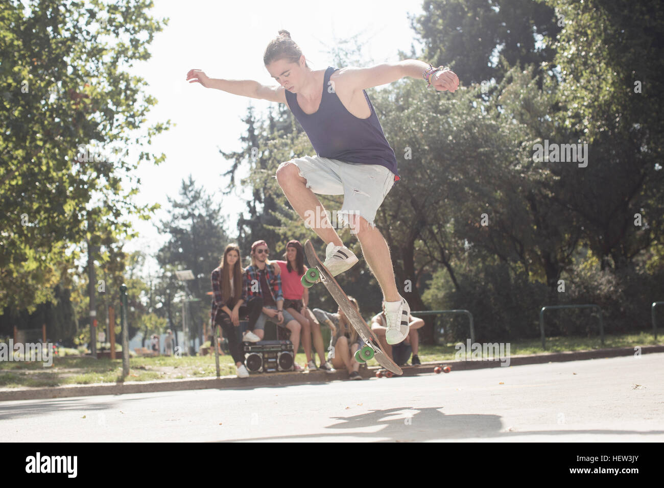 Guidatore di skateboard di eseguire trick, Budapest, Ungheria Foto Stock