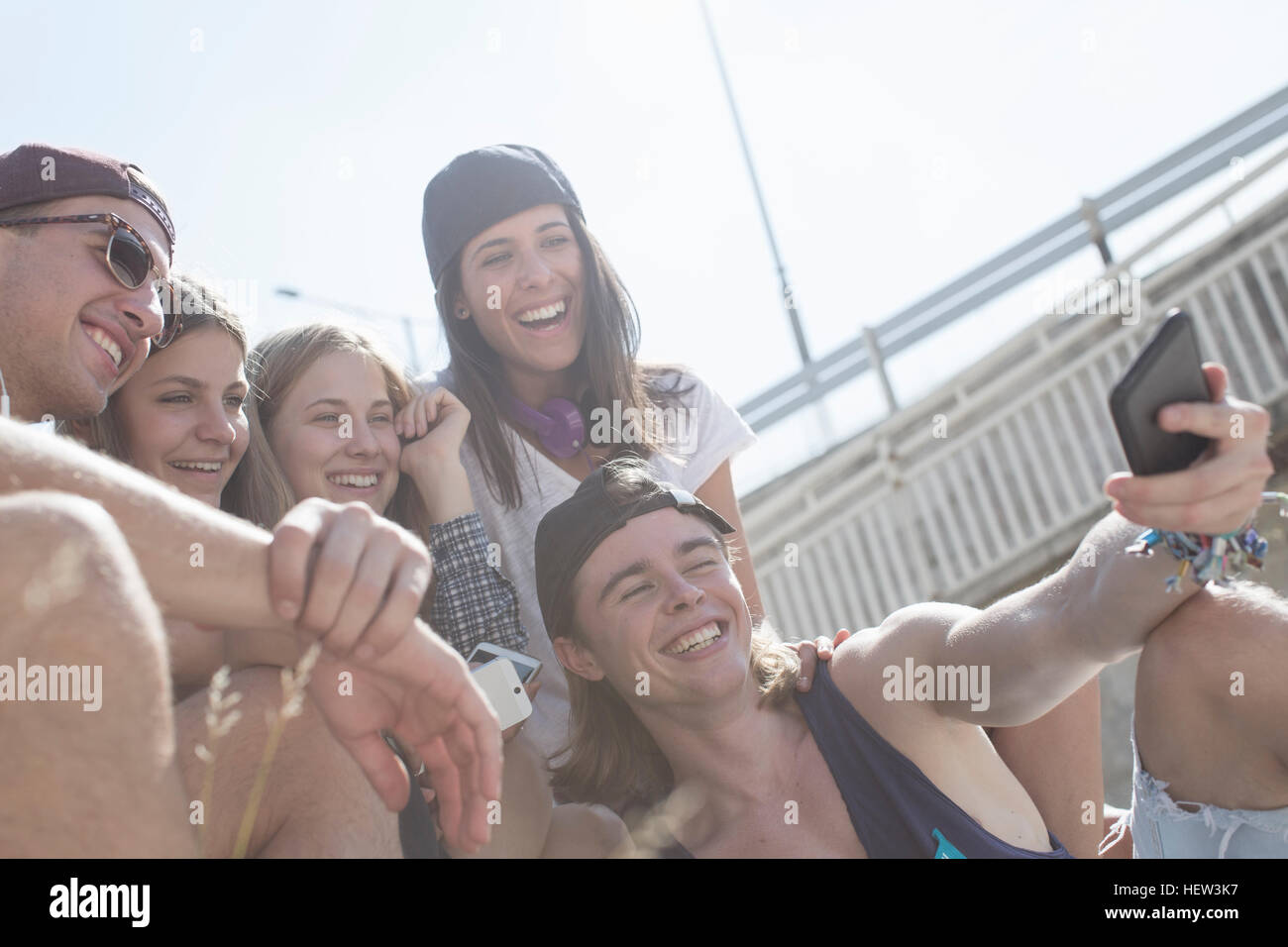 Amici prendendo selfie utilizza lo smartphone Foto Stock