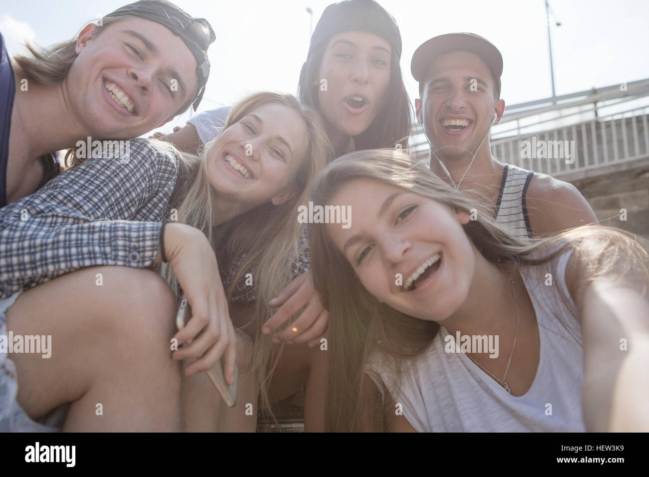 Amici prendendo selfie Foto Stock