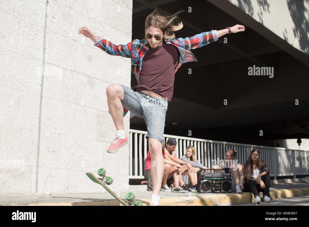 Guidatore di skateboard facendo acrobazie con lo skateboard, Budapest, Ungheria Foto Stock