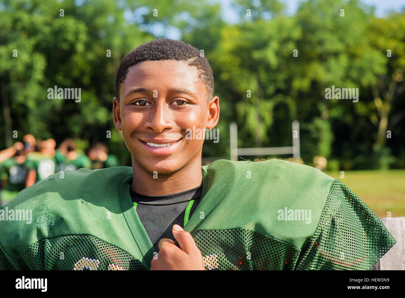 Ritratto maschile teenage giocatore di football americano al campo da gioco Foto Stock
