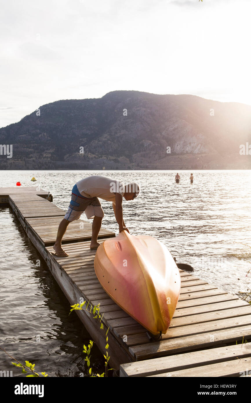 L'uomo girando su barca sul molo, Penticton, Canada Foto Stock