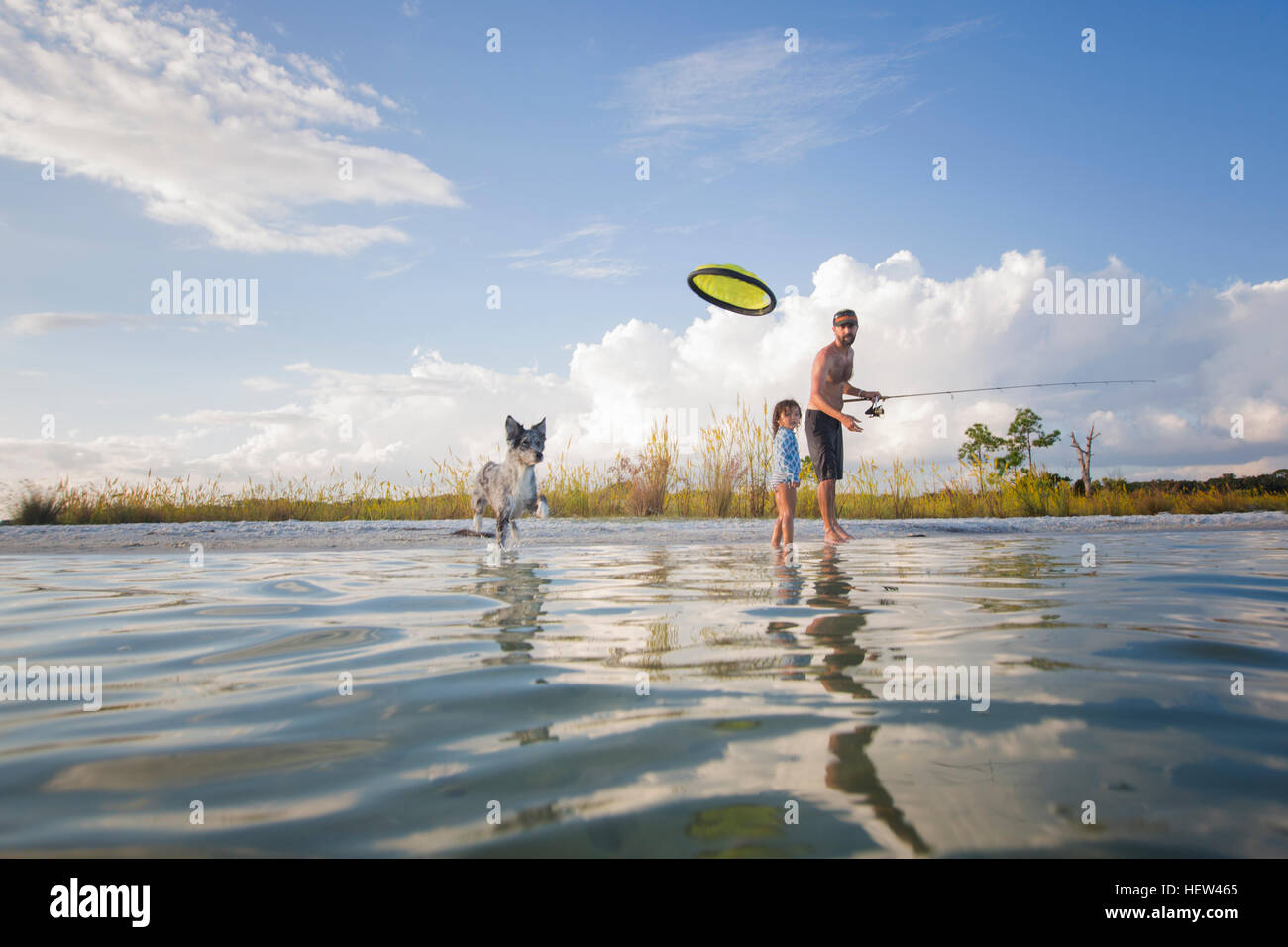 Padre e figlia di pesca e gettando flying disc per cane, Fort Walton Beach, Florida, Stati Uniti d'America Foto Stock