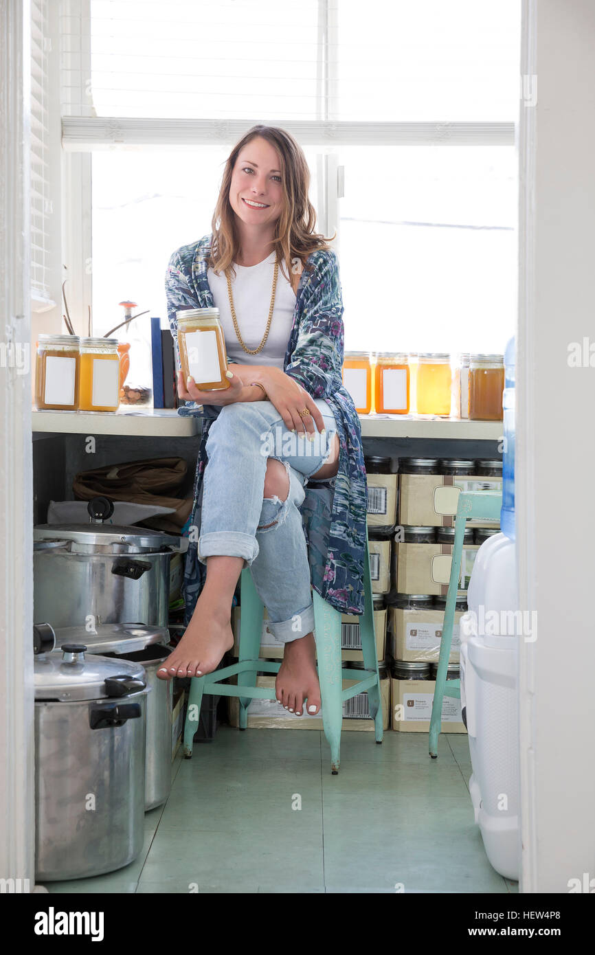 Donne vaso di contenimento del prodotto artigianale Foto Stock