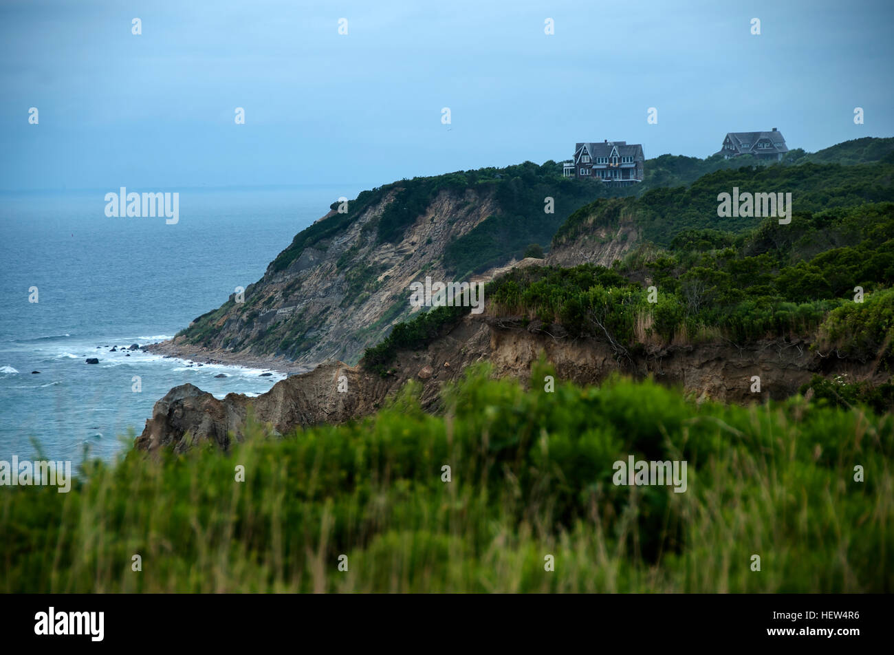 Edifici sulla scogliera dal mare, Block Island, Massachusetts, STATI UNITI D'AMERICA Foto Stock