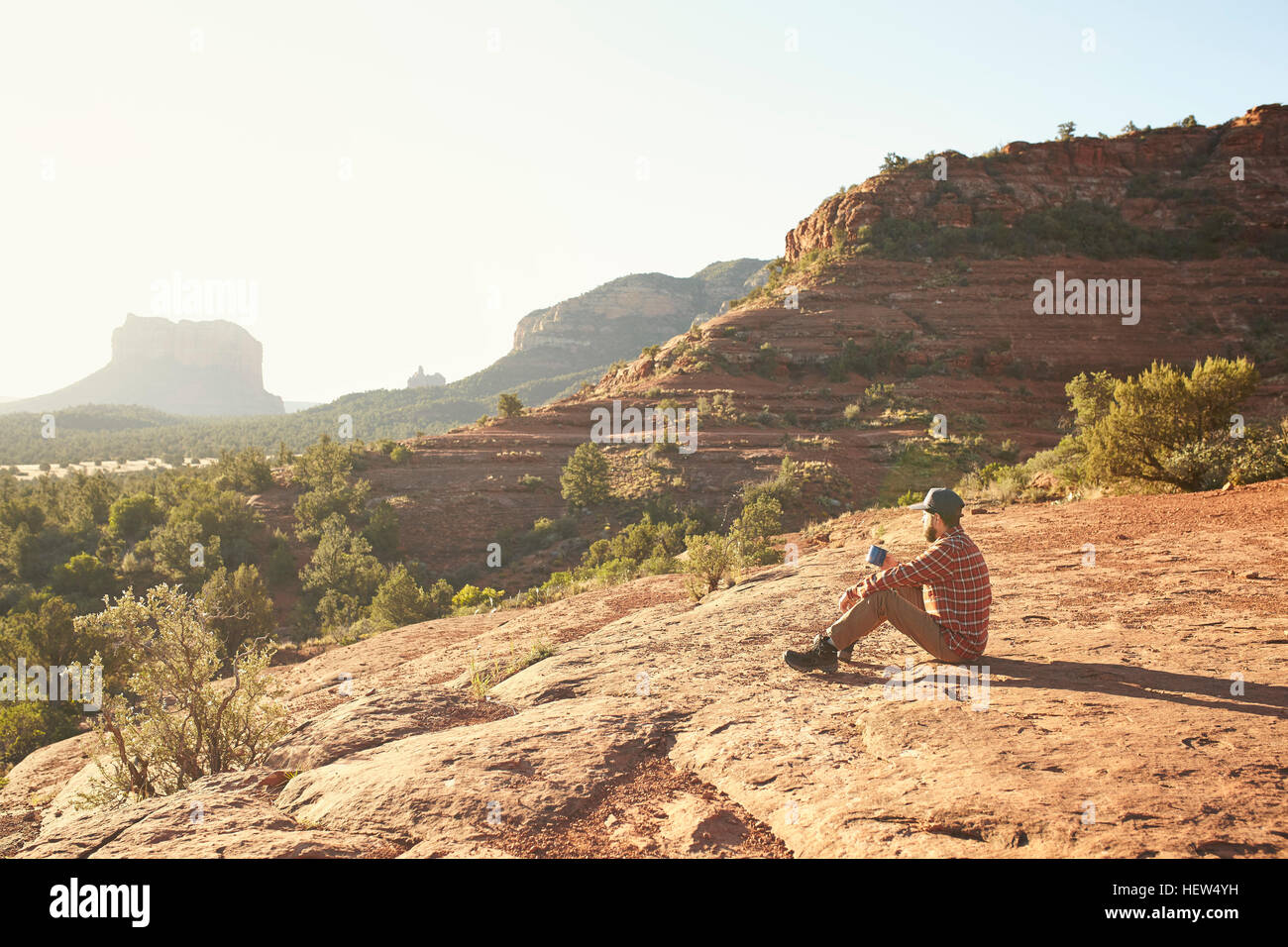 Uomo seduto, guardando a vista, Sedona, in Arizona, Stati Uniti d'America Foto Stock