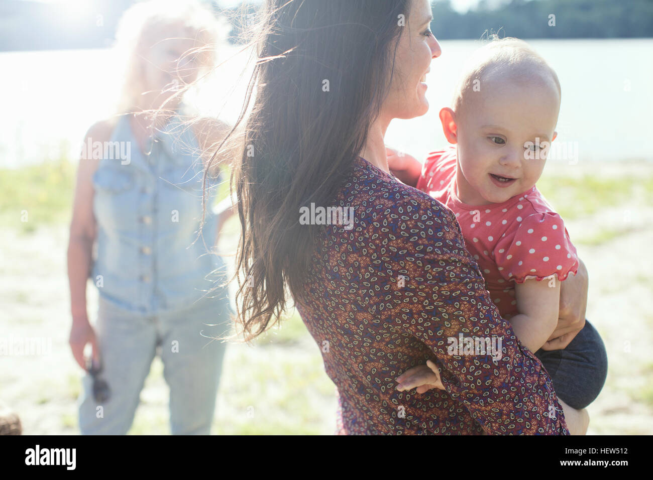 Senior donna con la figlia e la nipote al Riverside Foto Stock