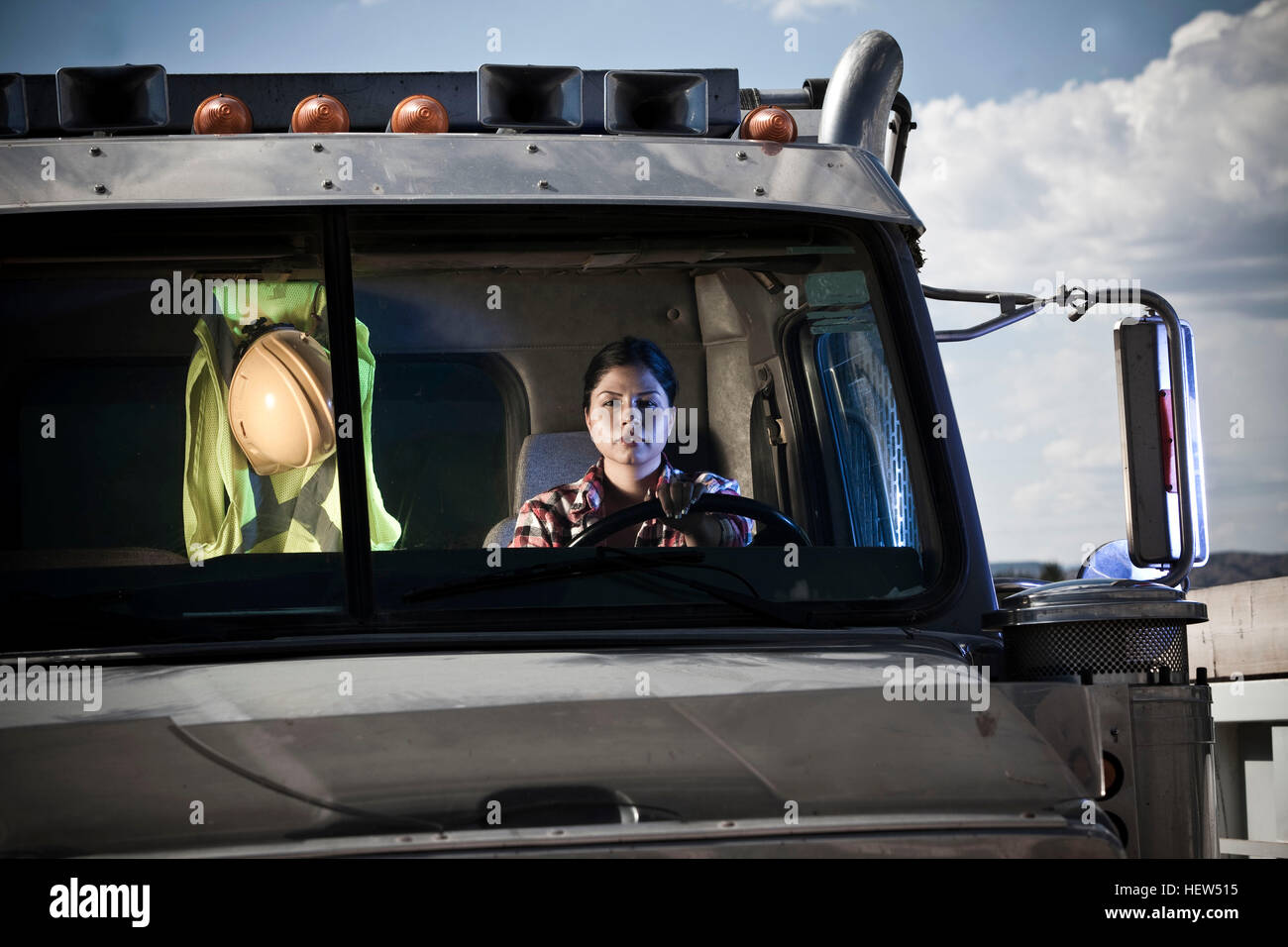 Ritratto di donna che guida la guida impianto di riciclaggio del carrello Foto Stock