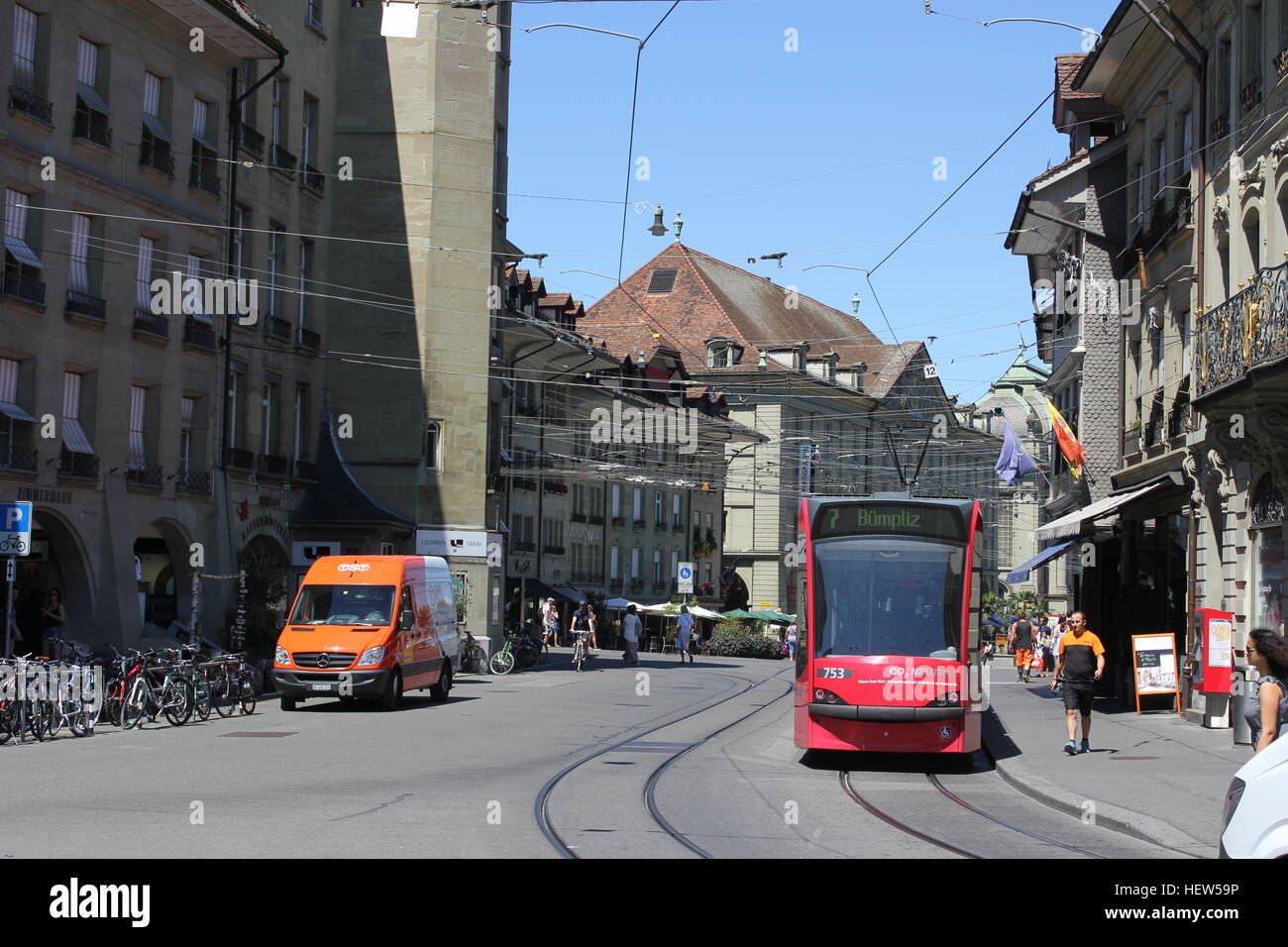 Una moderna scena di strada nella trafficata e Berna, Svizzera che illustra i diversi modi di trasporto. Foto Stock