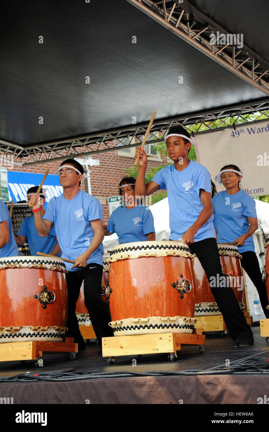 Taiko batterista batterista batterista giapponese batterista batterista batteria spettacolo giapponese Chicago festival gruppo musicale musicista musica percussione percu Foto Stock