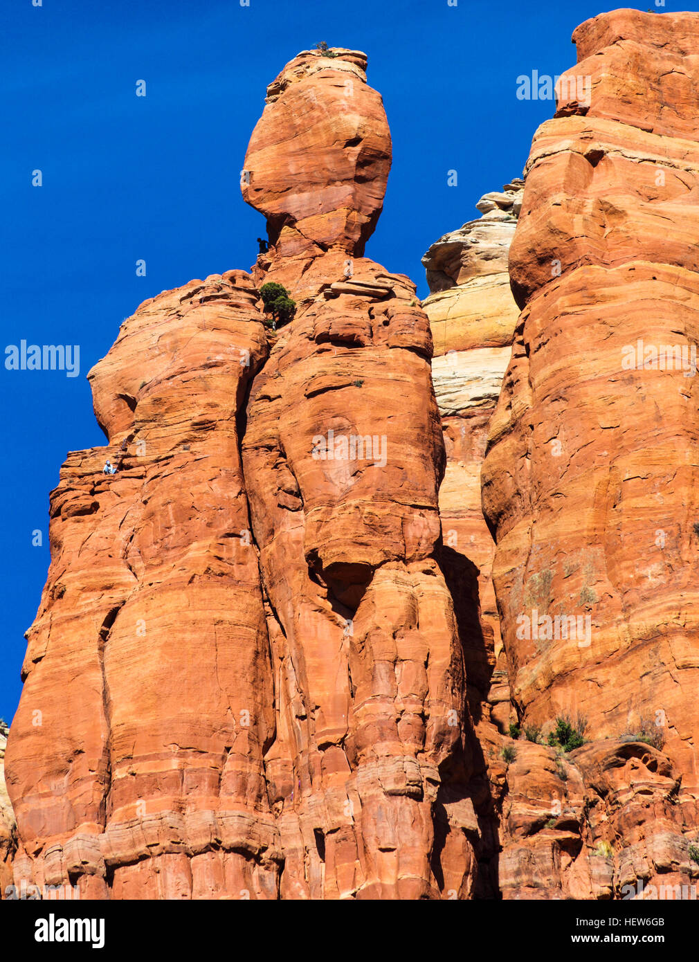 Due arrampicatori appaiono come macchie sulle splendide cime erose a Sedona, in Arizona Foto Stock