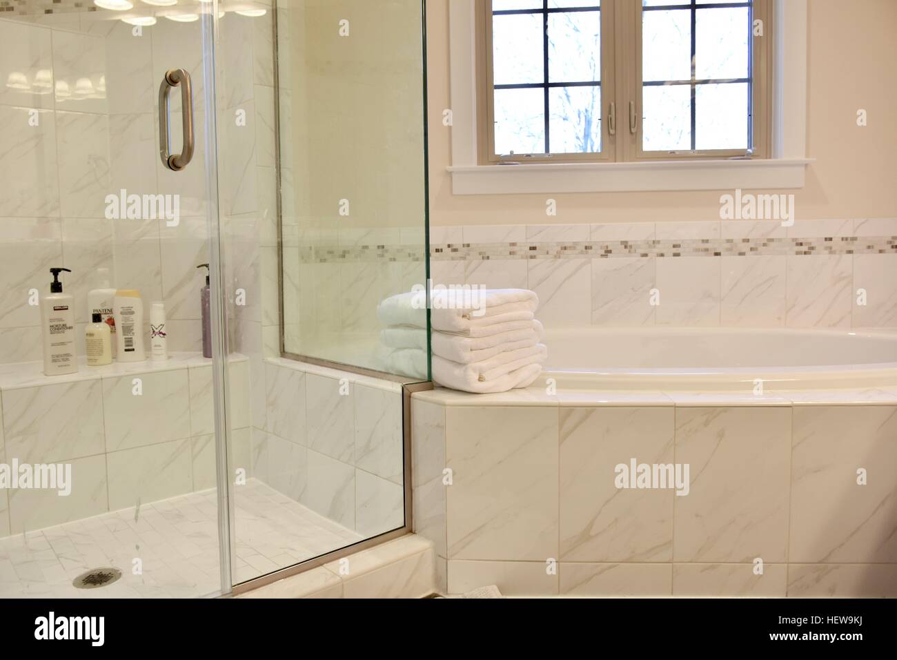 Una lussuosa stanza da bagno in marmo bianco in una casa moderna Foto Stock