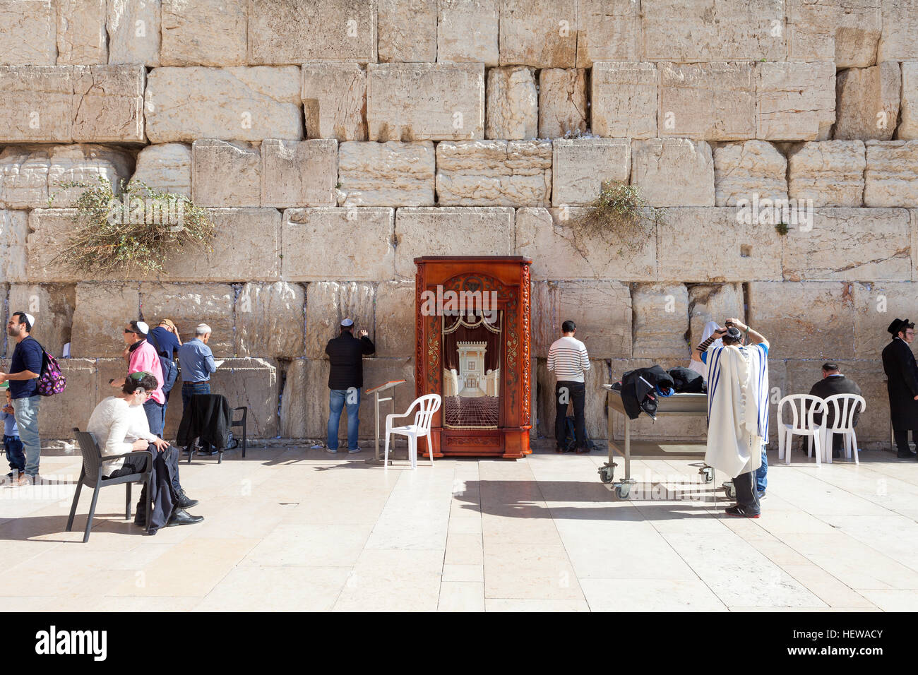 La gente prega al muro occidentale. La parete occidentale è una sezione esposta dell'antica parete situata sul fianco occidentale del Monte del Tempio. Foto Stock