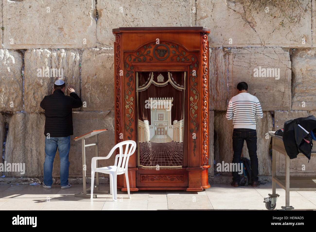 La gente prega al muro occidentale. La parete occidentale è una sezione esposta dell'antica parete situata sul fianco occidentale del Monte del Tempio. Foto Stock