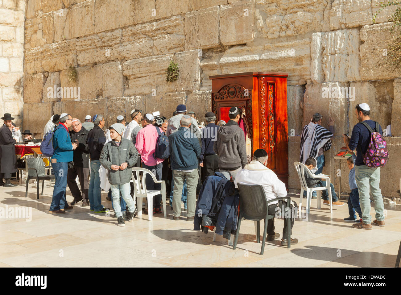 La gente prega al muro occidentale. La parete occidentale è una sezione esposta dell'antica parete situata sul fianco occidentale del Monte del Tempio. Foto Stock