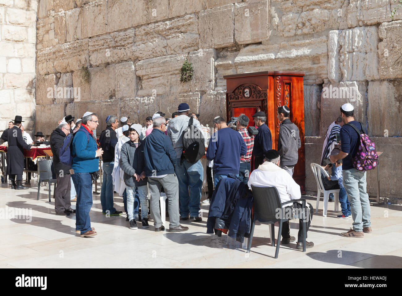 La gente prega al muro occidentale. La parete occidentale è una sezione esposta dell'antica parete situata sul fianco occidentale del Monte del Tempio. Foto Stock