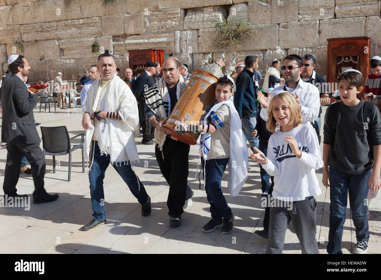 La gente prega al muro occidentale. La parete occidentale è una sezione esposta dell'antica parete situata sul fianco occidentale del Monte del Tempio. Foto Stock
