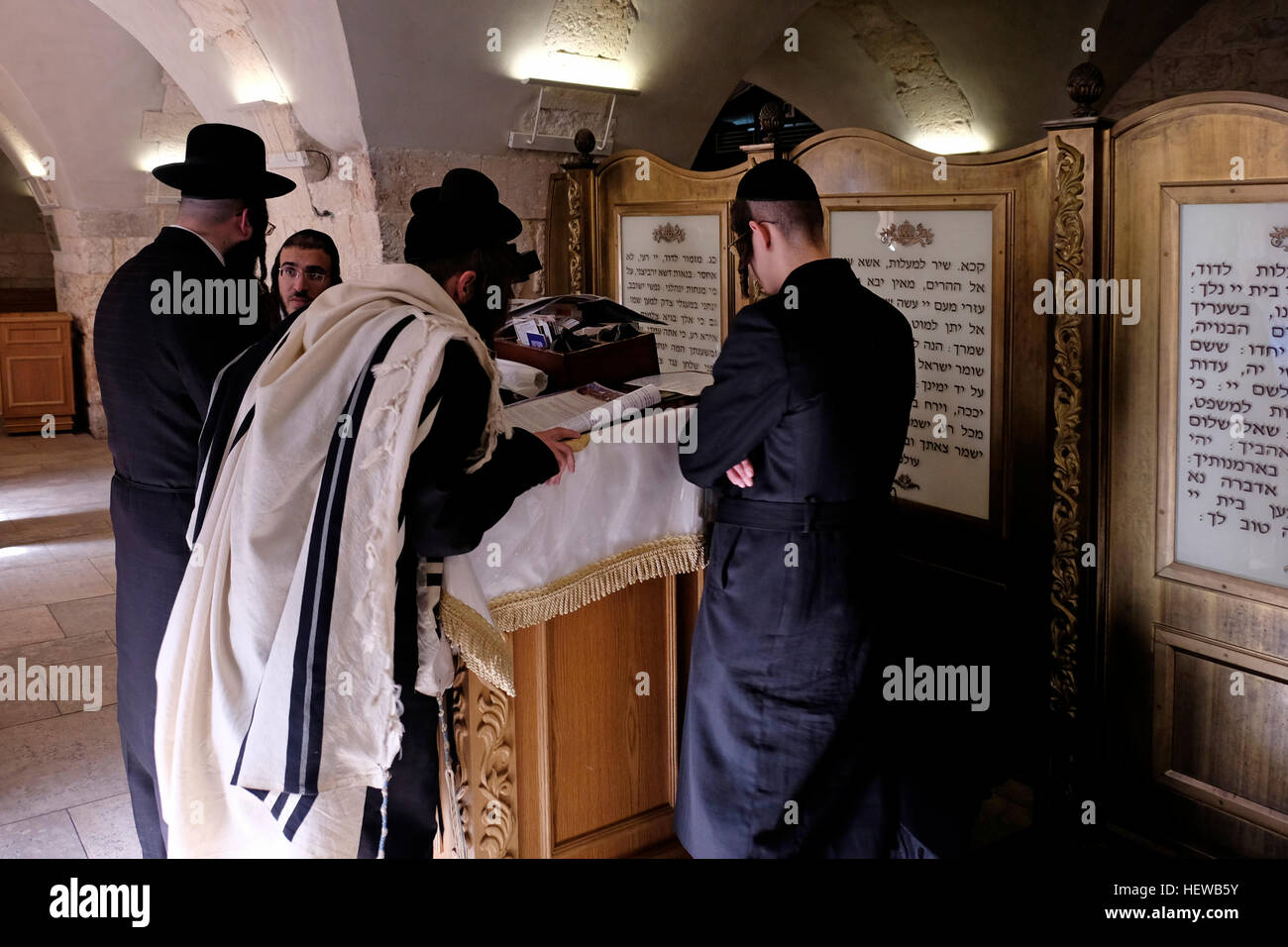 Ultra ebrei ortodossi pregano nella sinagoga del re Davide tomba sul monte Sion Gerusalemme Israele Foto Stock Ultra ebrei ortodossi pregano nella sinagoga del re Davide tomba sul monte Sion Gerusalemme Israele Foto Stock