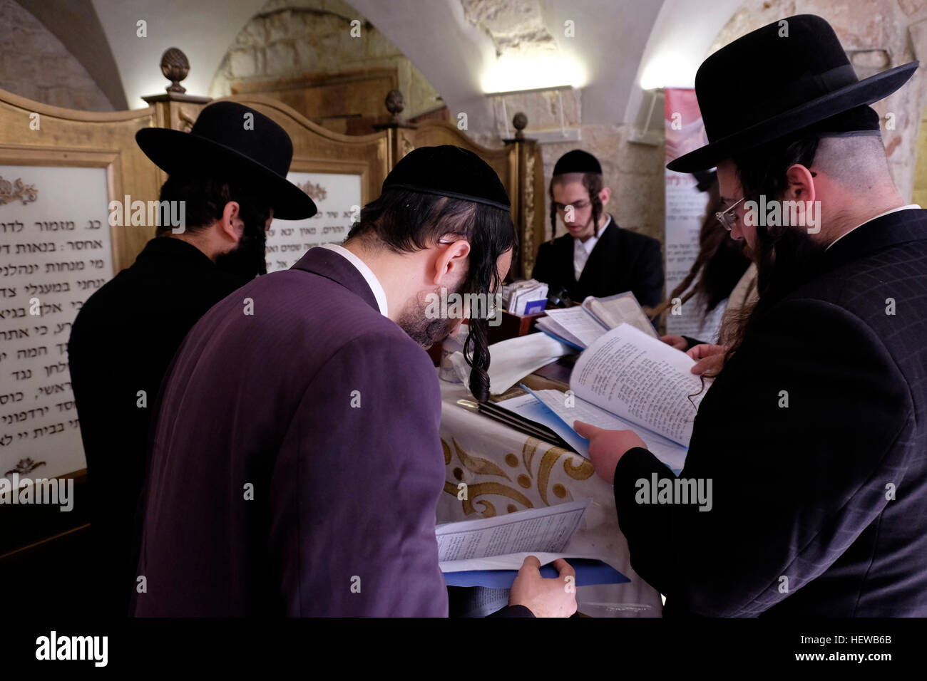 Ultra ebrei ortodossi pregano nella sinagoga del re Davide tomba sul monte Sion Gerusalemme Israele Foto Stock Ultra ebrei ortodossi pregano nella sinagoga del re Davide tomba sul monte Sion Gerusalemme Israele Foto Stock