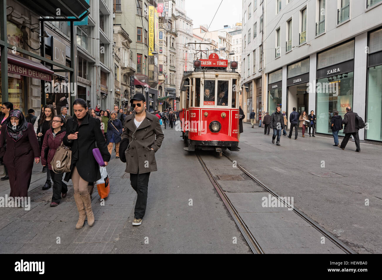 Tram Nostalgico in Istiklal Street ride Tra Taksim e Tunnel square a Istanbul Foto Stock