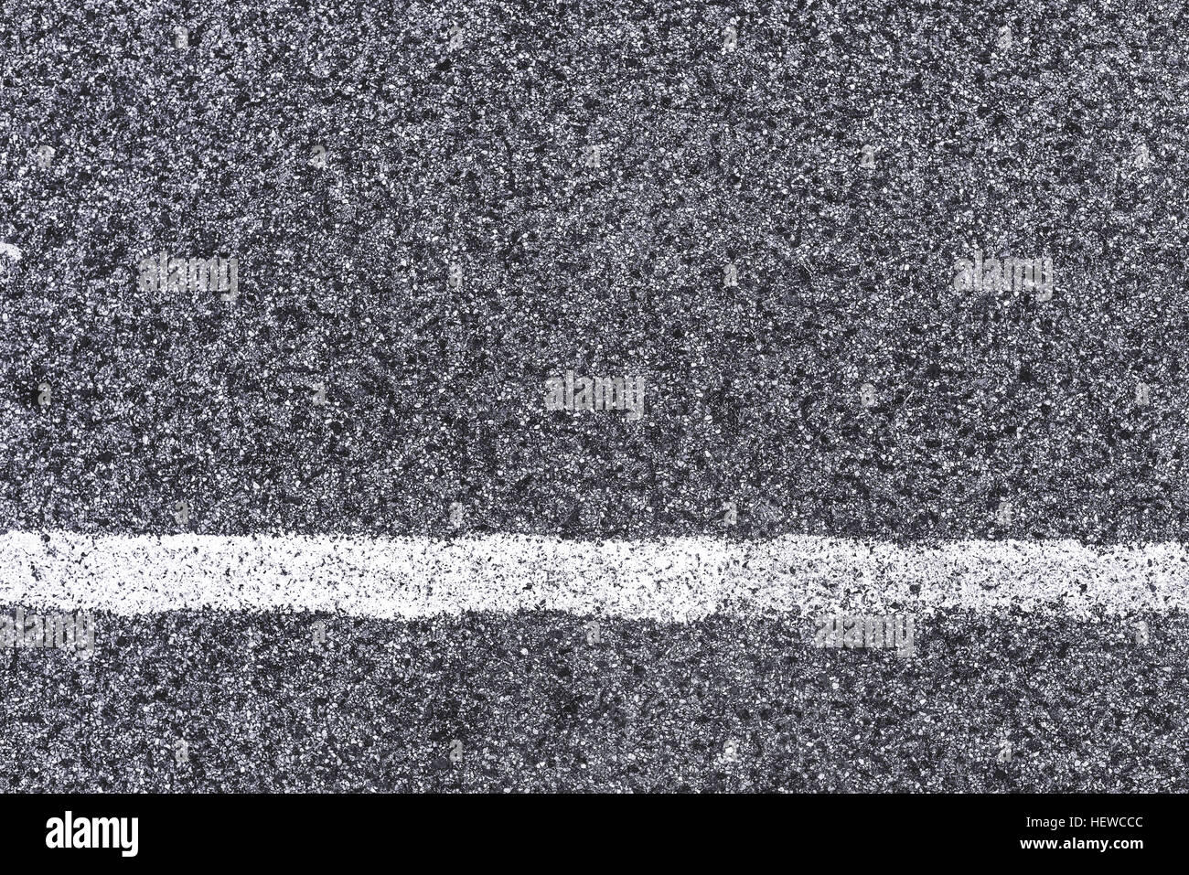 La linea bianca e asfalto come semplice configurazione di sfondo, urban texture di superficie da utilizzare per il design minimalista elemento Foto Stock