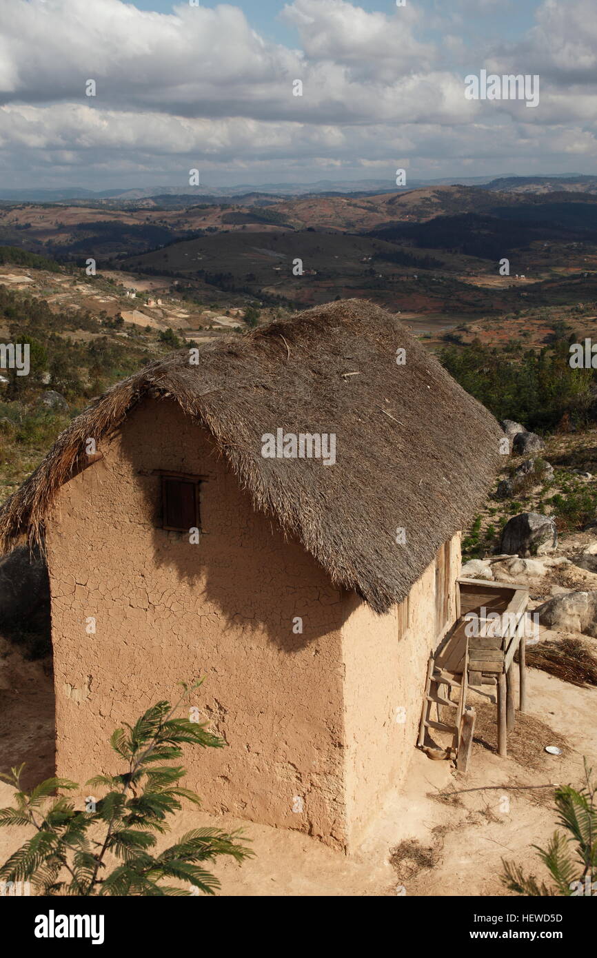 Sulla collina di mattoni di fango con tetto di paglia di agriturismo a sud di Ambositra, Madagascar Foto Stock