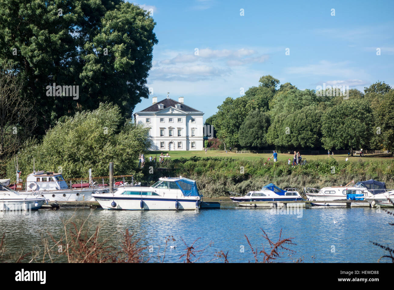 Una casa si affaccia sul Fiume Tamigi a Richmond, Londra. Foto Stock