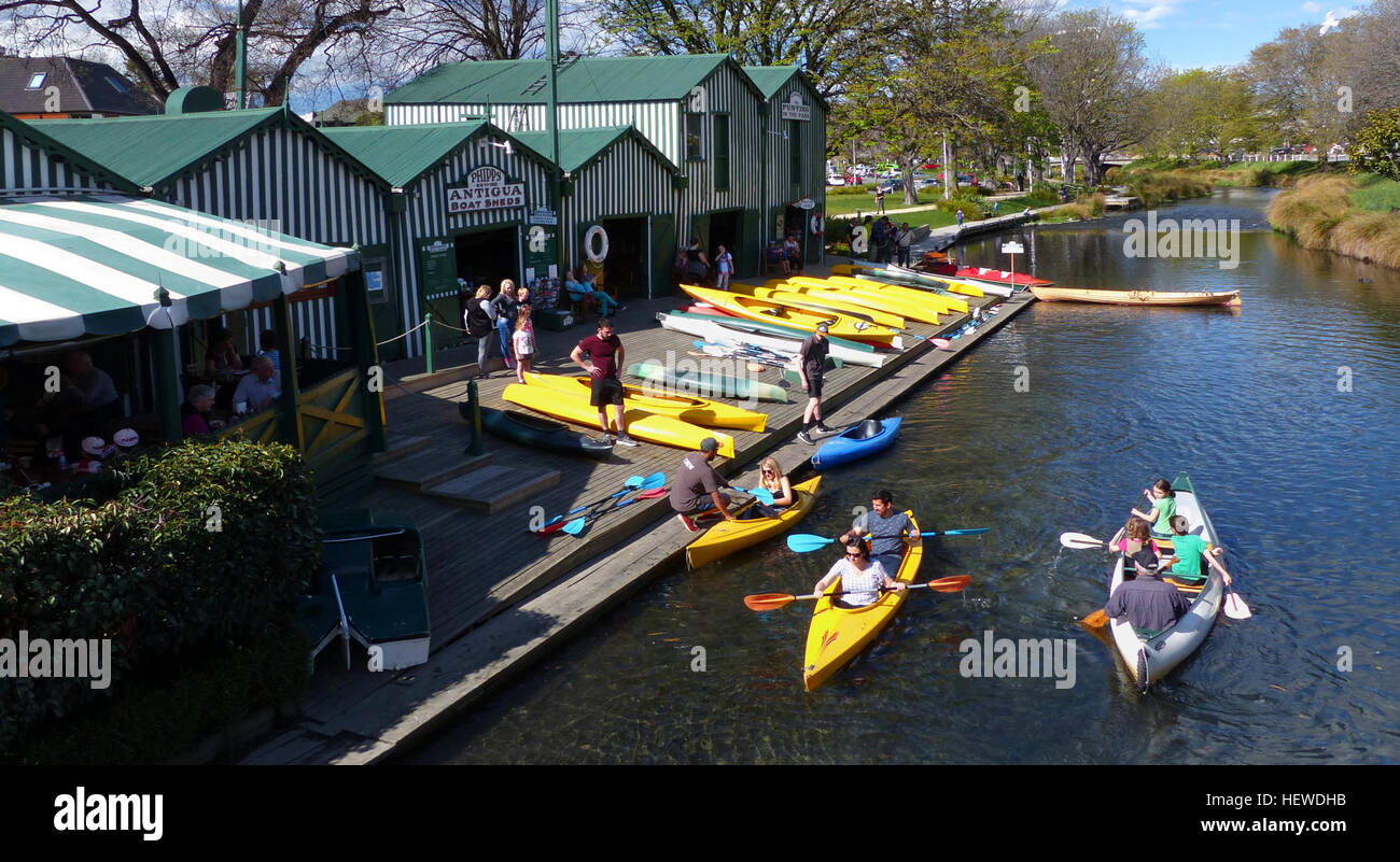 I capannoni Antigua Boat, situati sul fiume Avon a Christchurch, fanno parte della storia della città da oltre 130 anni. Questi edifici storici di categoria 1 offrono servizi di noleggio barche e una caffetteria, preservando il fascino dell'epoca edoardiana. Foto Stock