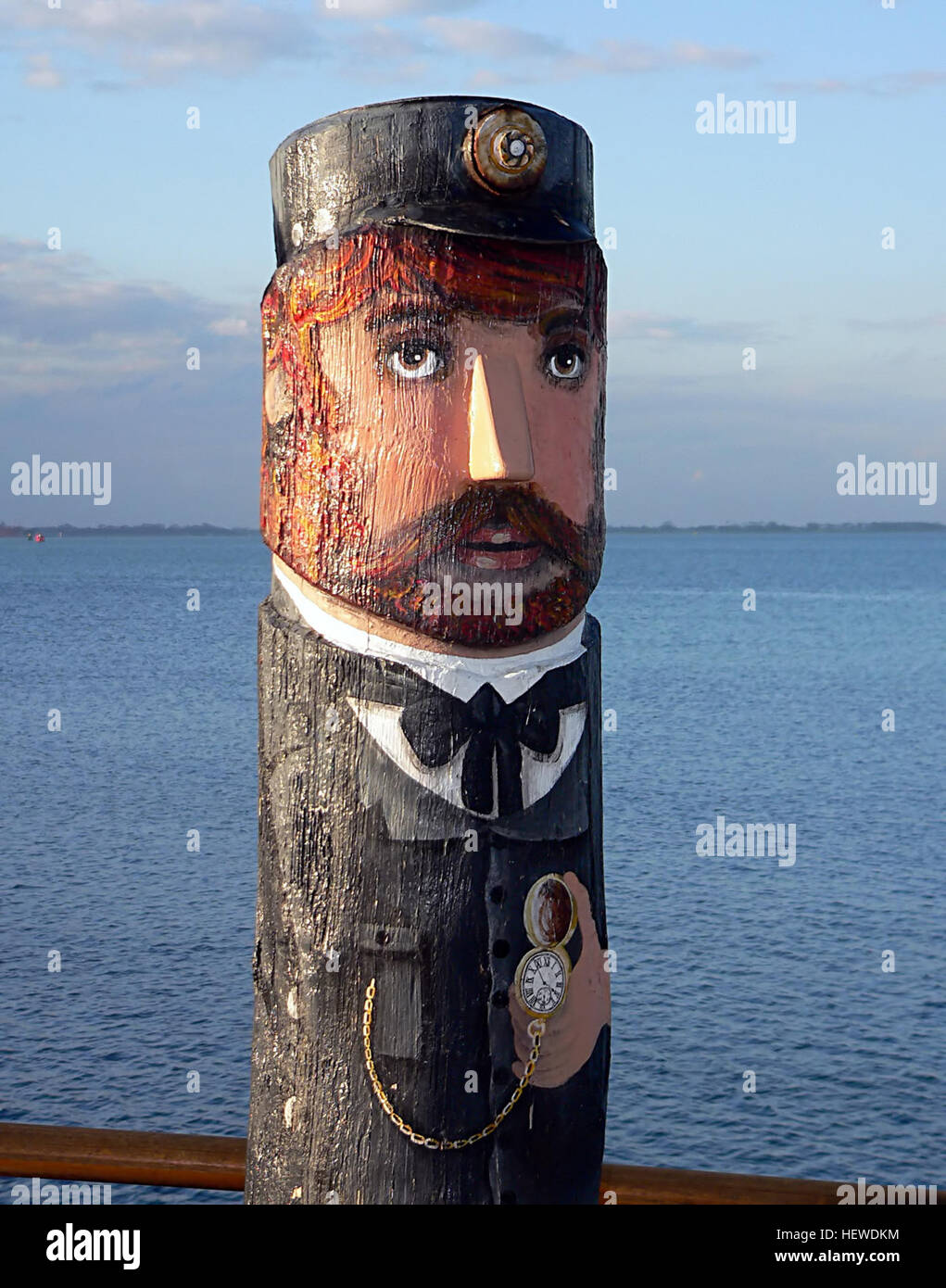 Il lungomare di Geelong, in Australia, è famoso per i suoi bizzarri dissuasori, scolpiti e dipinti dall'artista locale Jan Mitchell. Queste sculture uniche in legno si estendono da Rippleside a Limeburners Point, diventando una caratteristica artistica iconica del paesaggio della città. Foto Stock