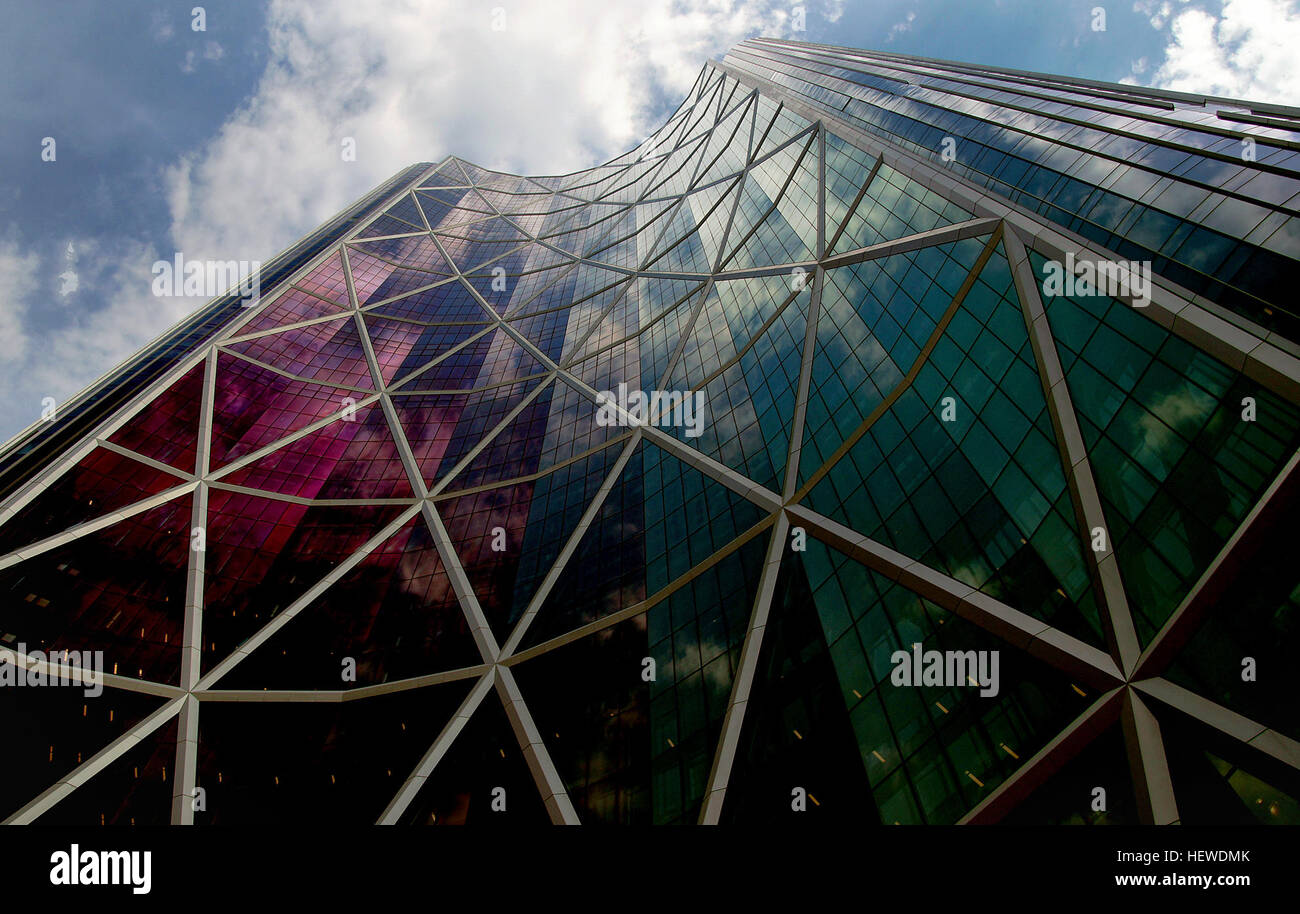 Stretching 58 piani nello skyline della città, l'arco ha impostato la barra per torri di uffici a Calgary. La meraviglia architettonica, con la sua diagonale nastri di incarto crossbracing attorno ad un semicerchio torre di vetro, è la struttura più alto a ovest di Toronto. Foto Stock