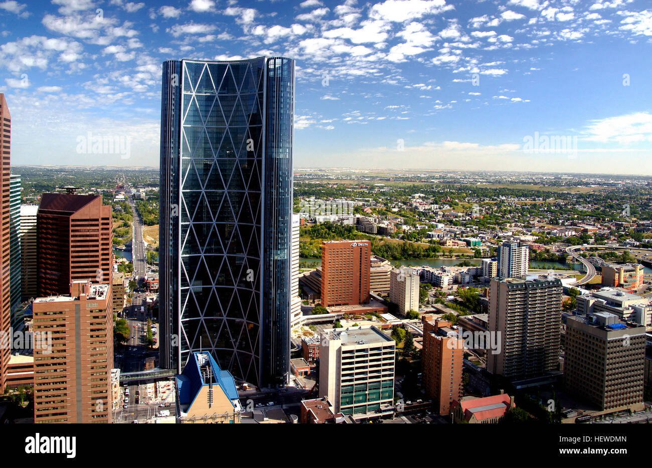 La Bow Tower di Calgary, Alberta, si erge come l'edificio più alto della città. Questa meraviglia architettonica a 58 piani è stata costruita con 43.000 tonnellate di acciaio strutturale e 83.000 m² di vetro. Il design innovativo della torre e la massiccia pavimentazione ne hanno fatto un'impresa significativa nella storia delle costruzioni canadesi. Foto Stock