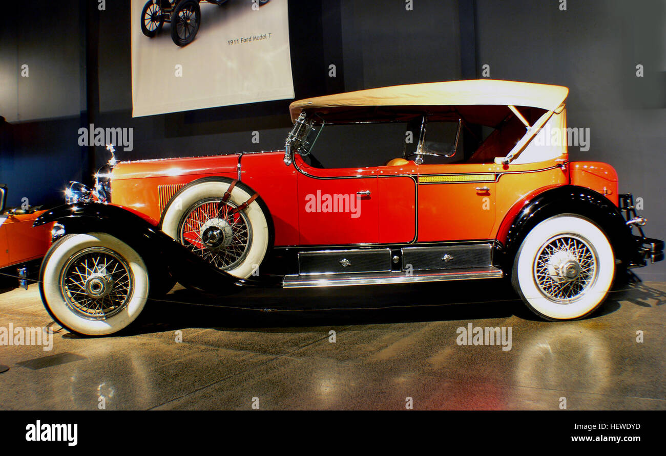 Cadillac Dual cruscotto Phaeton 1930 Nel 1914 Cadillac divenne il primo grande costruttore di automobili al mondo ad adottare la V8 come la sua unità di alimentazione standard. Essa ha successivamente offerto sia V12s e V16s ma il V8 rimase sempre il suo motore più popolare. Un migliorato 341 cu inch versione è stato introdotto nel 1928 e viene montato in questa vettura. È stato descritto come "una delle grandi ottavi di età dell'oro". Queste vetture 1929, costruito poco prima del crollo del mercato azionario e la Grande Depressione degli Anni Trenta, sono state considerate come il punto più elevato della Cadillac luxury Foto Stock