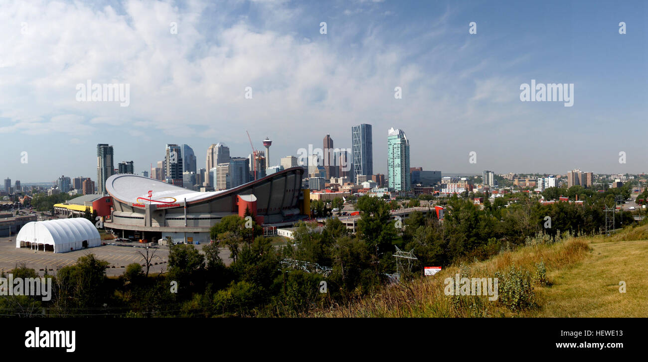 Il Saddledome di Calgary, Alberta, è un'importante arena sportiva e di intrattenimento nota per ospitare partite di hockey, concerti e altri eventi. Con il suo tetto unico a forma di sella, l'arena è una parte iconica del paesaggio di Calgary, che attrae visitatori locali e internazionali per vari eventi durante tutto l'anno. Foto Stock