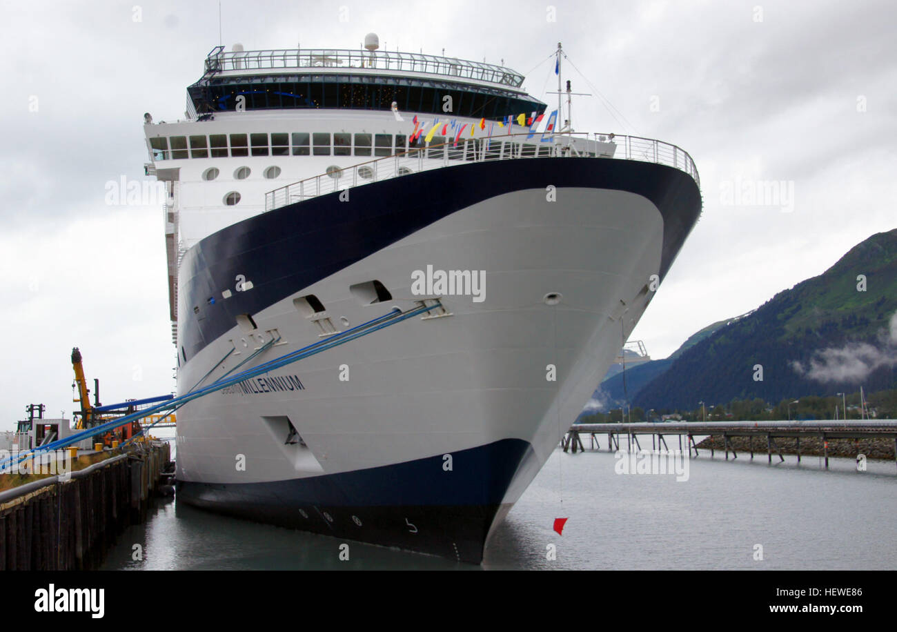 Seward, Alaska, è un porto popolare per le crociere dell'Alaska. Questa fotografia cattura la nave da crociera Celebrity Millennium ormeggiata al porto, offrendo vedute panoramiche della costa dell'Alaska e della fauna selvatica durante il suo viaggio. Foto Stock