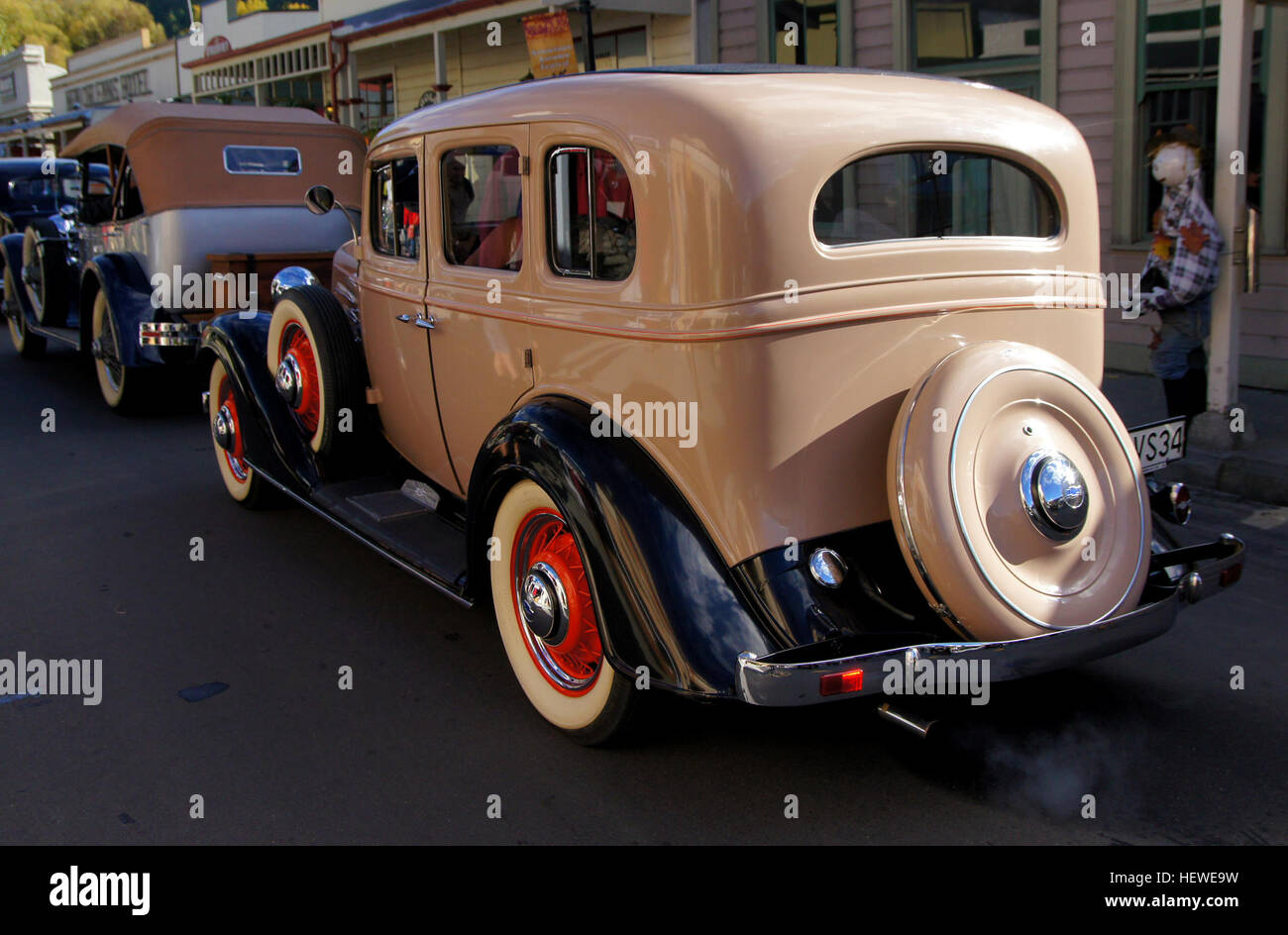 Arrowtown vecchio,Auto mostra,autunno festivel Arrowtown,Car Show,parata auto,auto,Chevolet,Chevolet coperchio ruota,Classic Cars,auto d'Epoca,Vintange Automobile Club,filo ruote a raggi,auto ripristinato Foto Stock