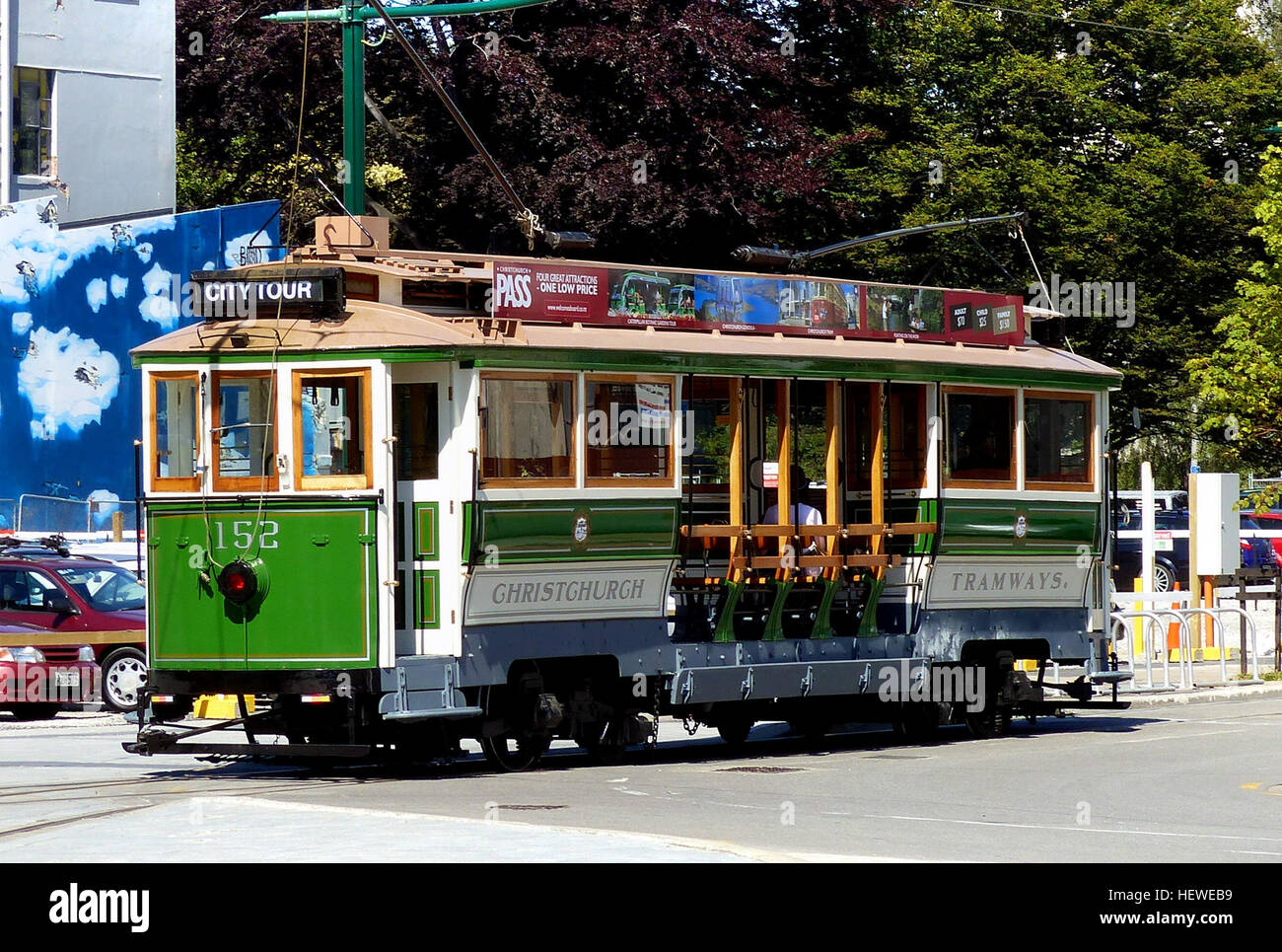 Godetevi un viaggio nello stile attraverso il volto mutevole di Christchurch del centro città a bordo dei nostri storici splendidamente restaurati i tram, uno di Christchurch le principali attrazioni turistiche, il nostro cordiale e ben informato piloti vi informerà circa la città, i suoi punti di riferimento e attrazioni locali. Il vostro giorno lungo biglietto vi consente di salire e scendere dal tram quanto volete! Il viaggio vi porta agli appositi arresti per Punting sul Avon e il bruco Tour di Christchurch Botanic Gardens. Nuovo Regent Street, Cattedrale Junction, la Galleria d'arte, Fiume Avon, in stile gotico Centro di Arti e la C Foto Stock