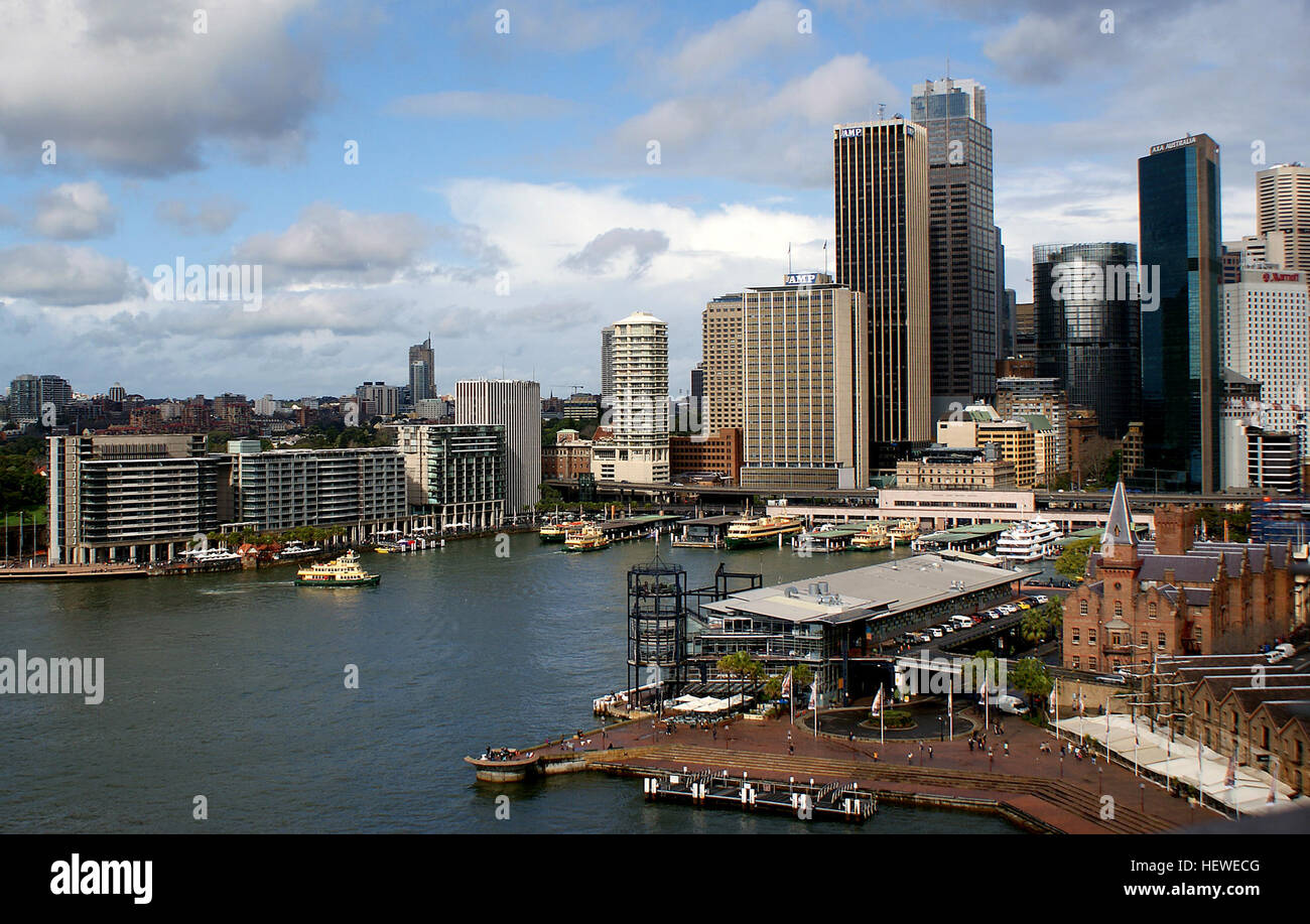 Circular Quay è il mozzo del Sydney Harbour, situato in corrispondenza di una piccola insenatura chiamata Sydney Cove, fondatori e sito per Sydney e l'Australia. Si tratta di un rafforzamento di partenza per la maggior parte delle attrazioni in base intorno al porto e un luogo emozionante per essere in una calda giornata estiva. Il Quay è un vivace e animata place con traghetti che partono ogni pochi minuti per diverse parti del porto, compresi Manly, Watsons, Mosman e Taronga Park Zoo. Ci sono ottime vedute del Ponte del Porto, ad una breve distanza. Foto Stock