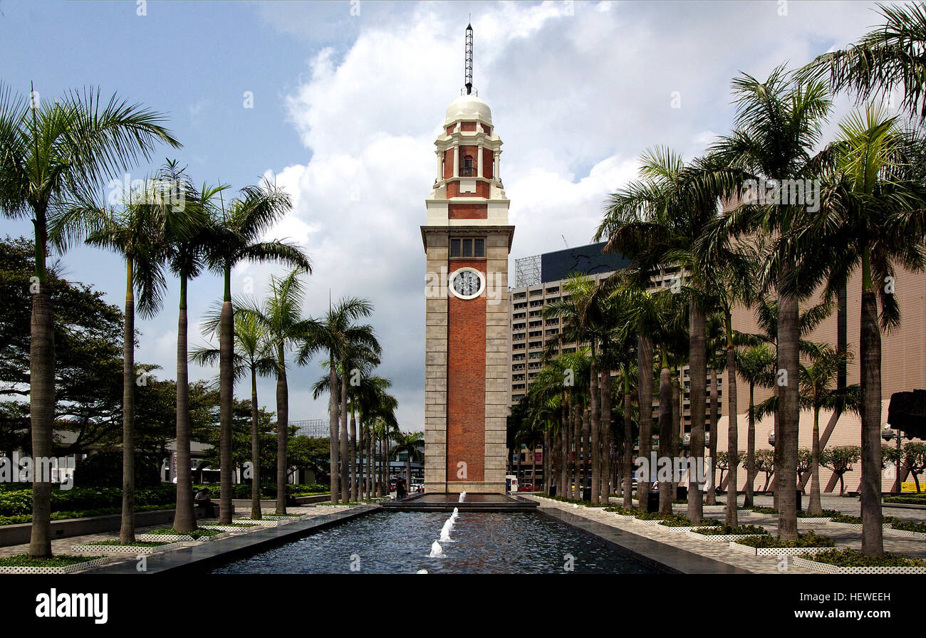 La Torre dell Orologio è un punto di riferimento di Hong Kong. È situato sulla riva meridionale del quartiere di Tsim Sha Tsui, Kowloon. È l'unico resto del sito originale della ex stazione di Kowloon sulla stazione Ferroviaria Kowloon-Canton Foto Stock