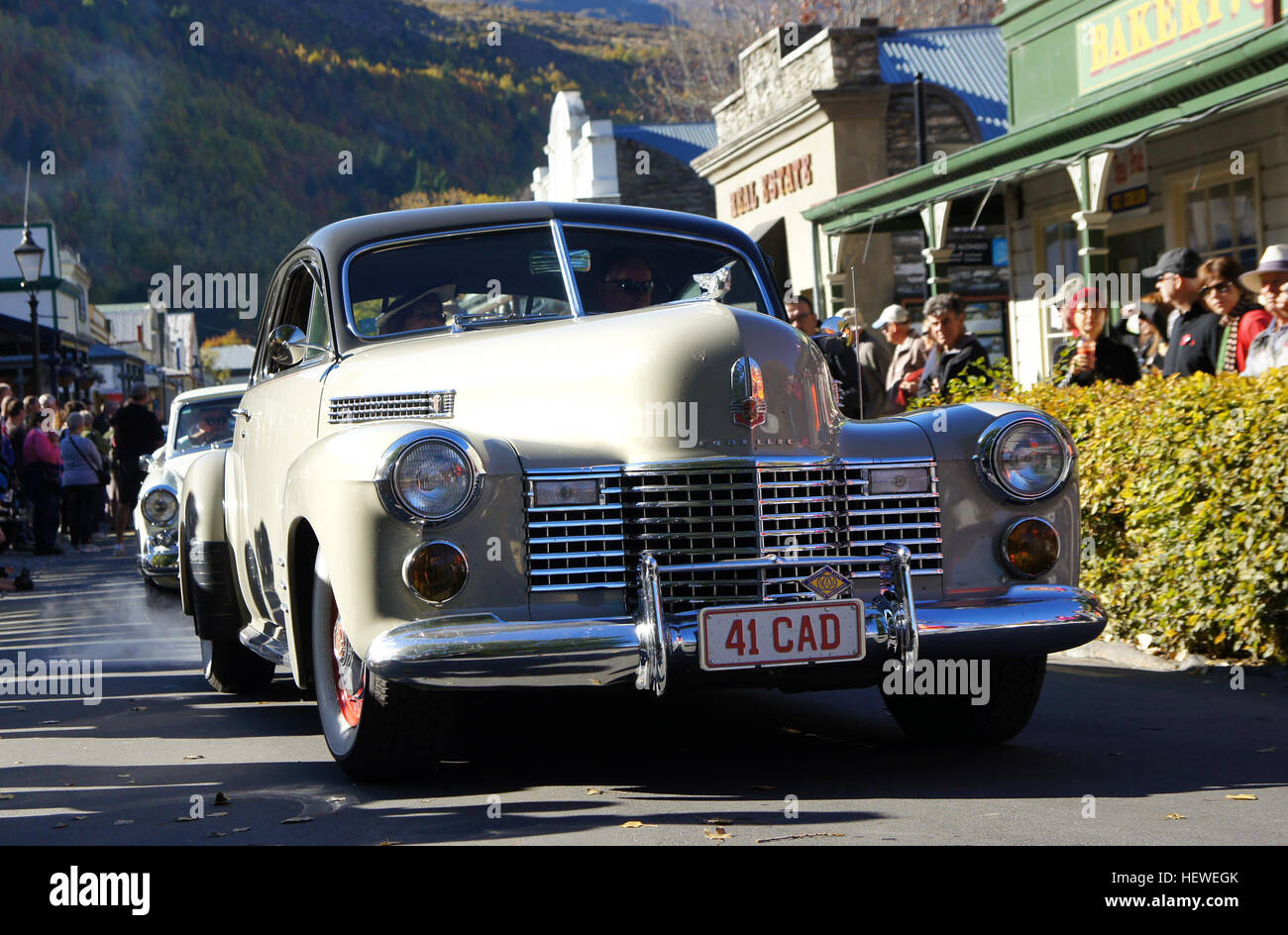 La Cadillac del 1941 presentava un design rinnovato con una griglia eggcrate, segnando l'inizio di un marchio Cadillac. Ha introdotto il cambio automatico Hydra-Matic, rafforzando la posizione di Cadillac sul mercato di lusso. Questo modello ha messo in risalto la combinazione di design elegante e solida ingegneria del marchio, presentata in occasione di fiere automobilistiche ed eventi di auto d'epoca. Foto Stock